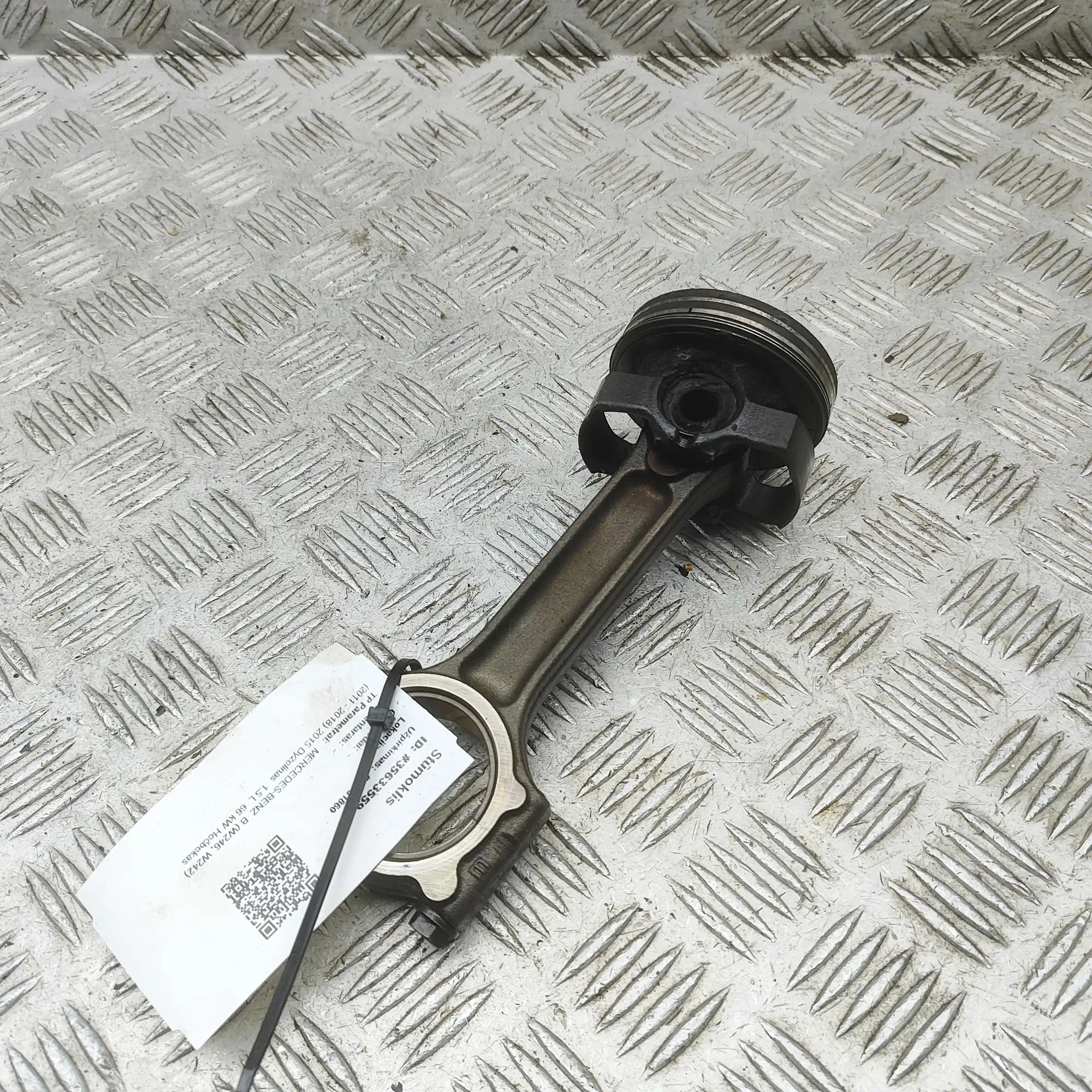 Mercedes-Benz A (W176) Piston