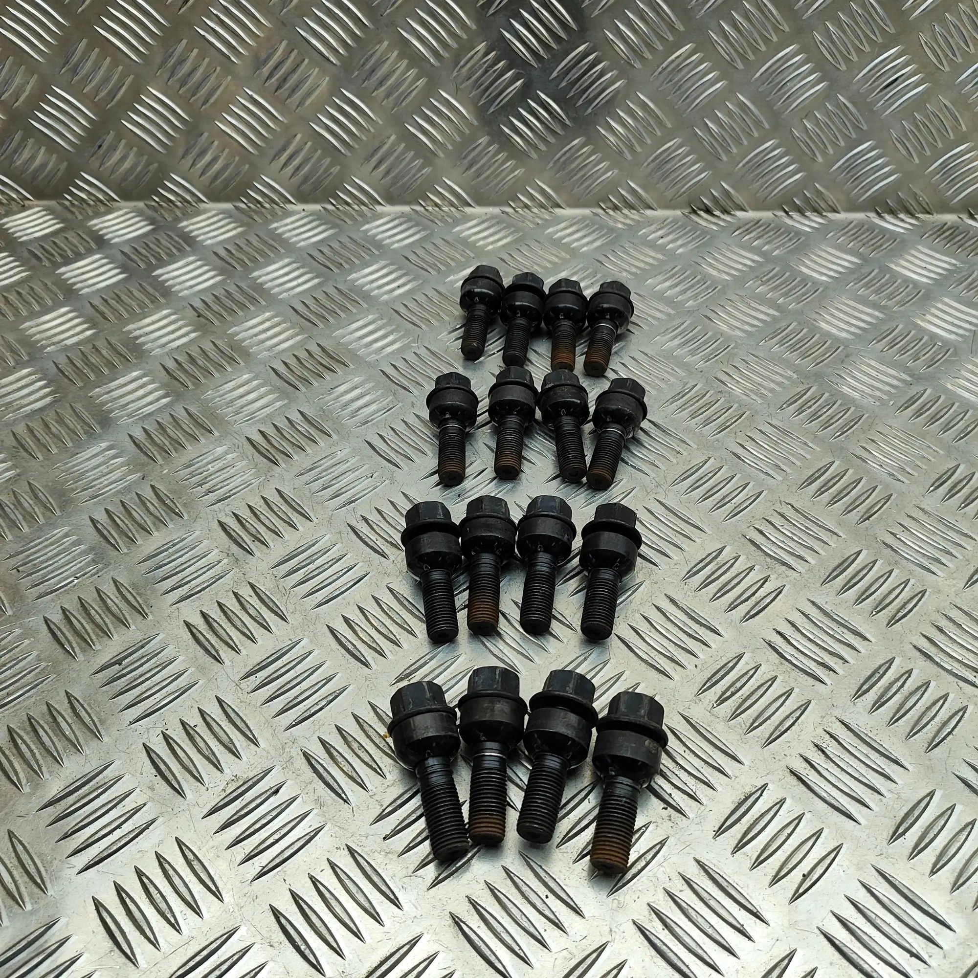 Porsche Cayenne Wheel Screws Kit Wheel Screws Kit — PORSCHE CAYENNE (9Y0/9Y3) (2...