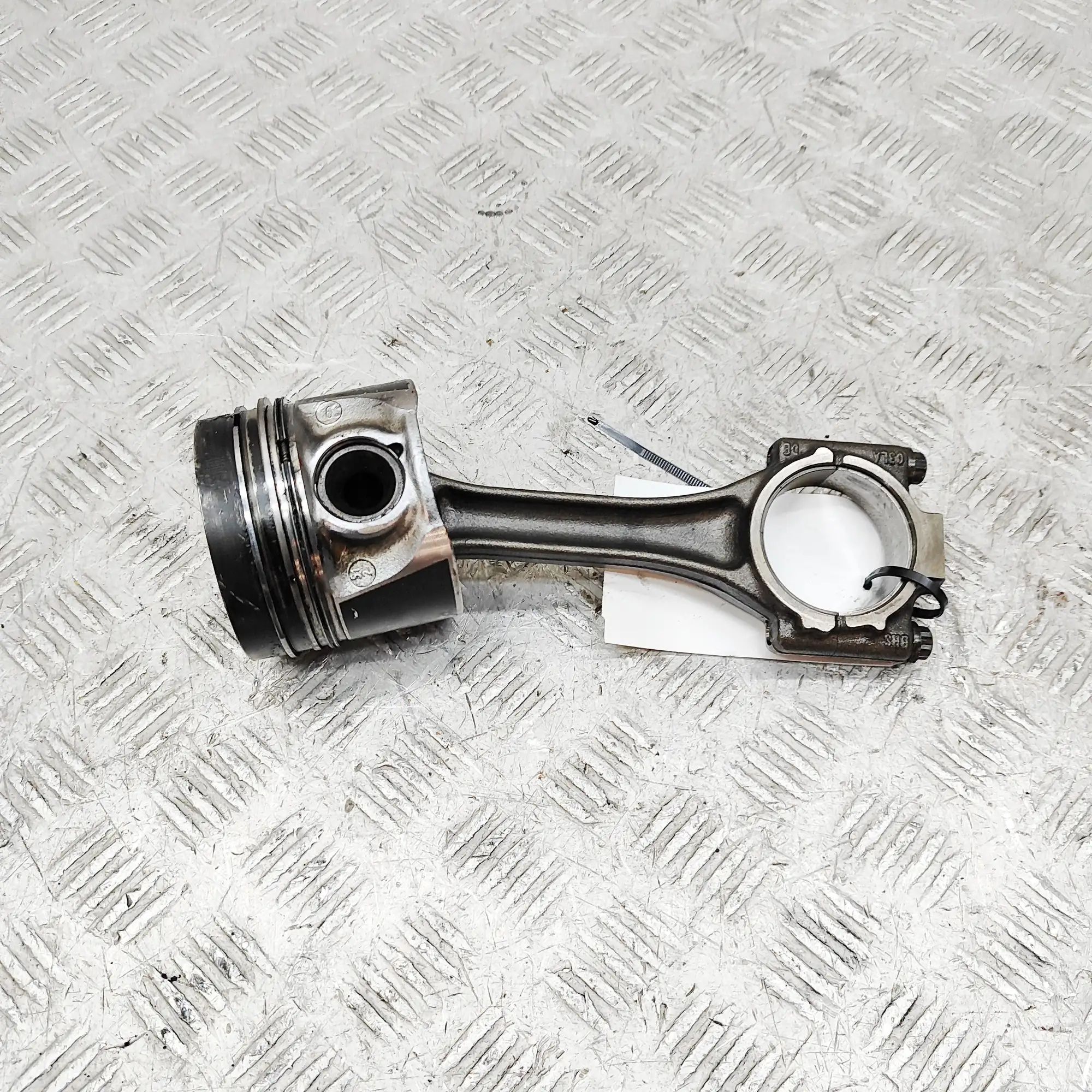 Volkswagen Caddy (2K) Piston