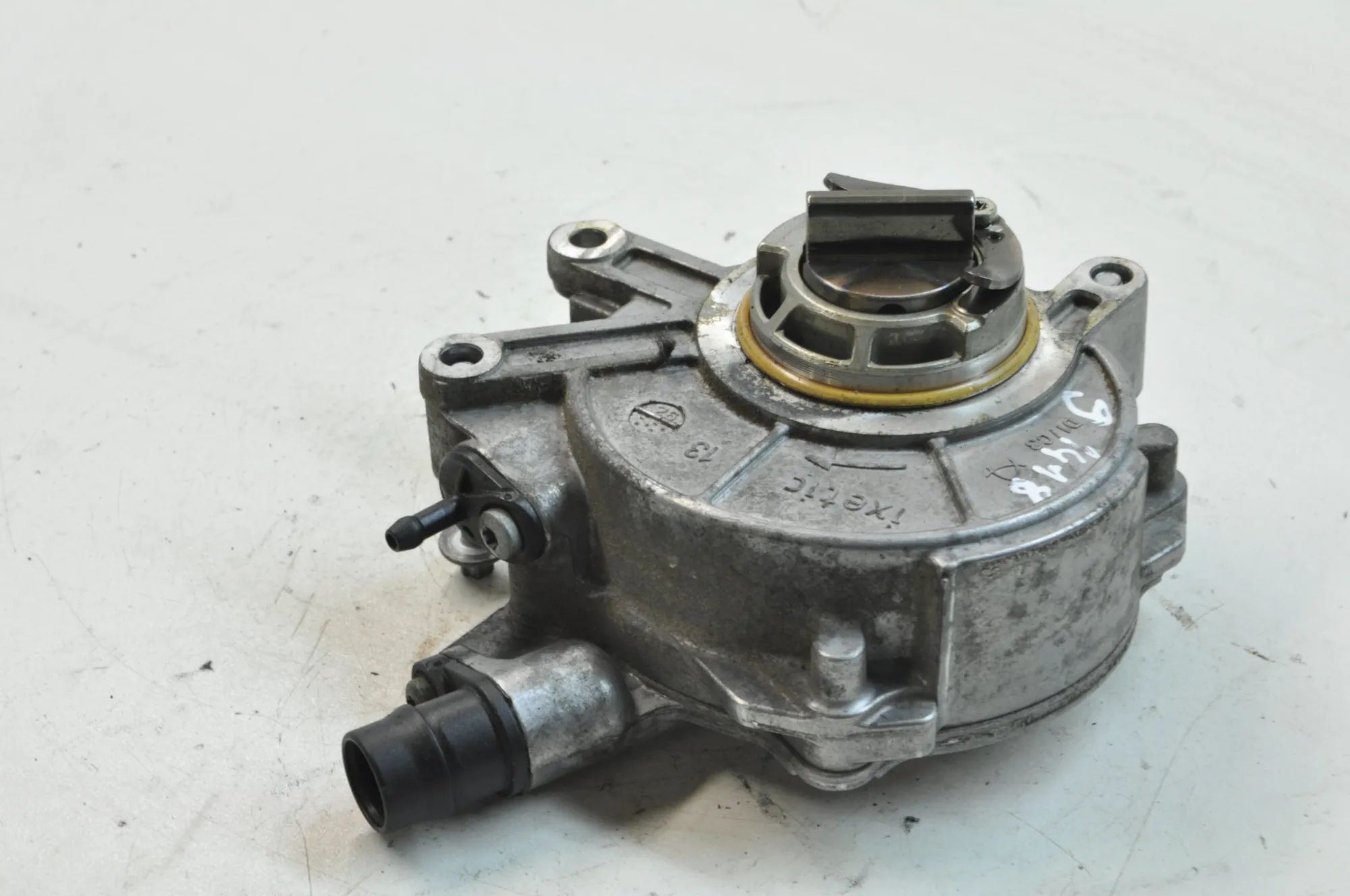 BMW 5 (F10 / F11) Alipaine pumpu Vacuum Pump — BMW 5 SERIES (F10) (2009-2016) — ...