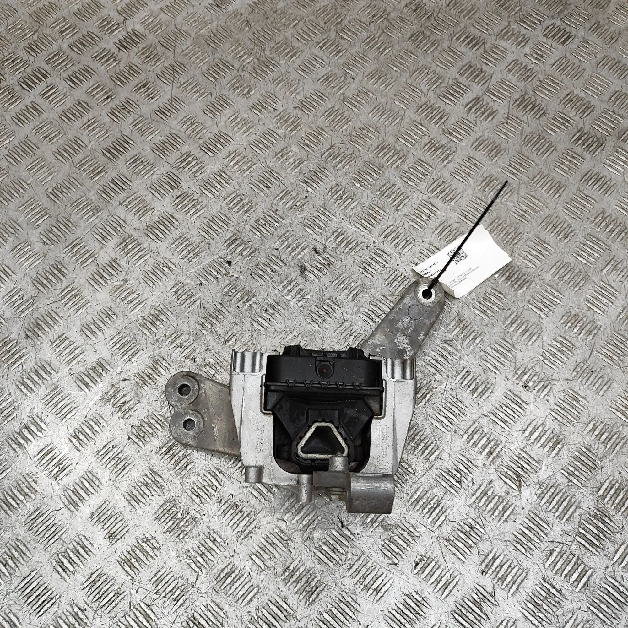 Skoda Octavia Right Side Engine Mount Right Side Engine Mount — SKODA OCTAVIA (IV Com...