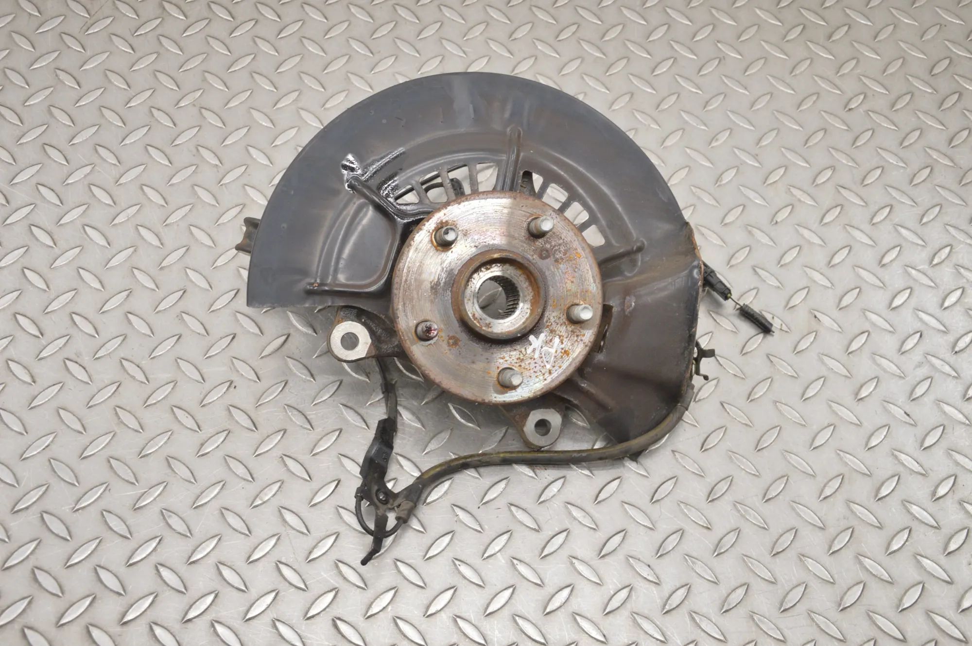Lexus ES Front Left Wheel Hub Front Left Wheel Hub — LEXUS ES (_Z10_, _A10_, ...