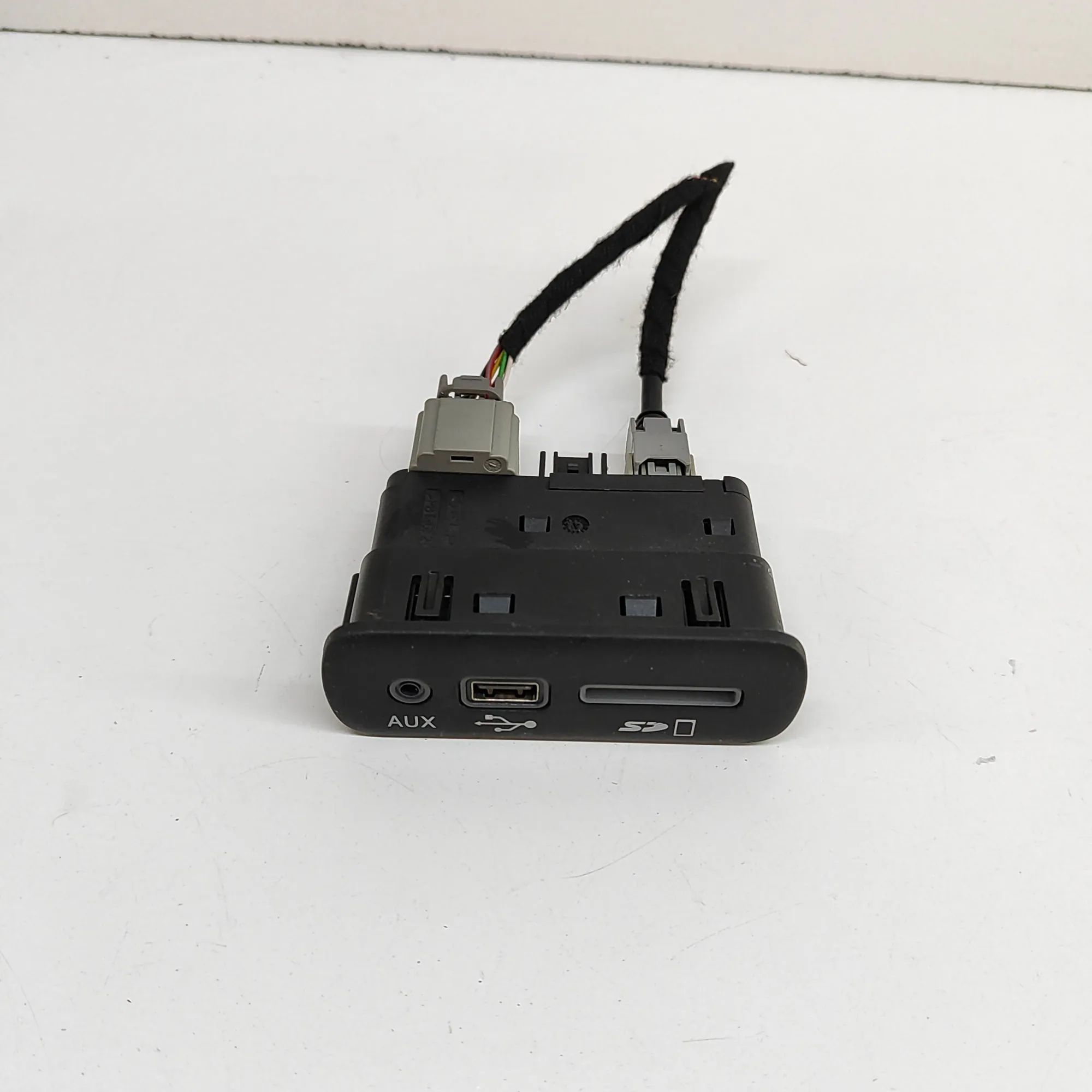 Maserati Ghibli USB/AUX input socket USB/AUX input socket — MASERATI GHIBLI (M157) (...
