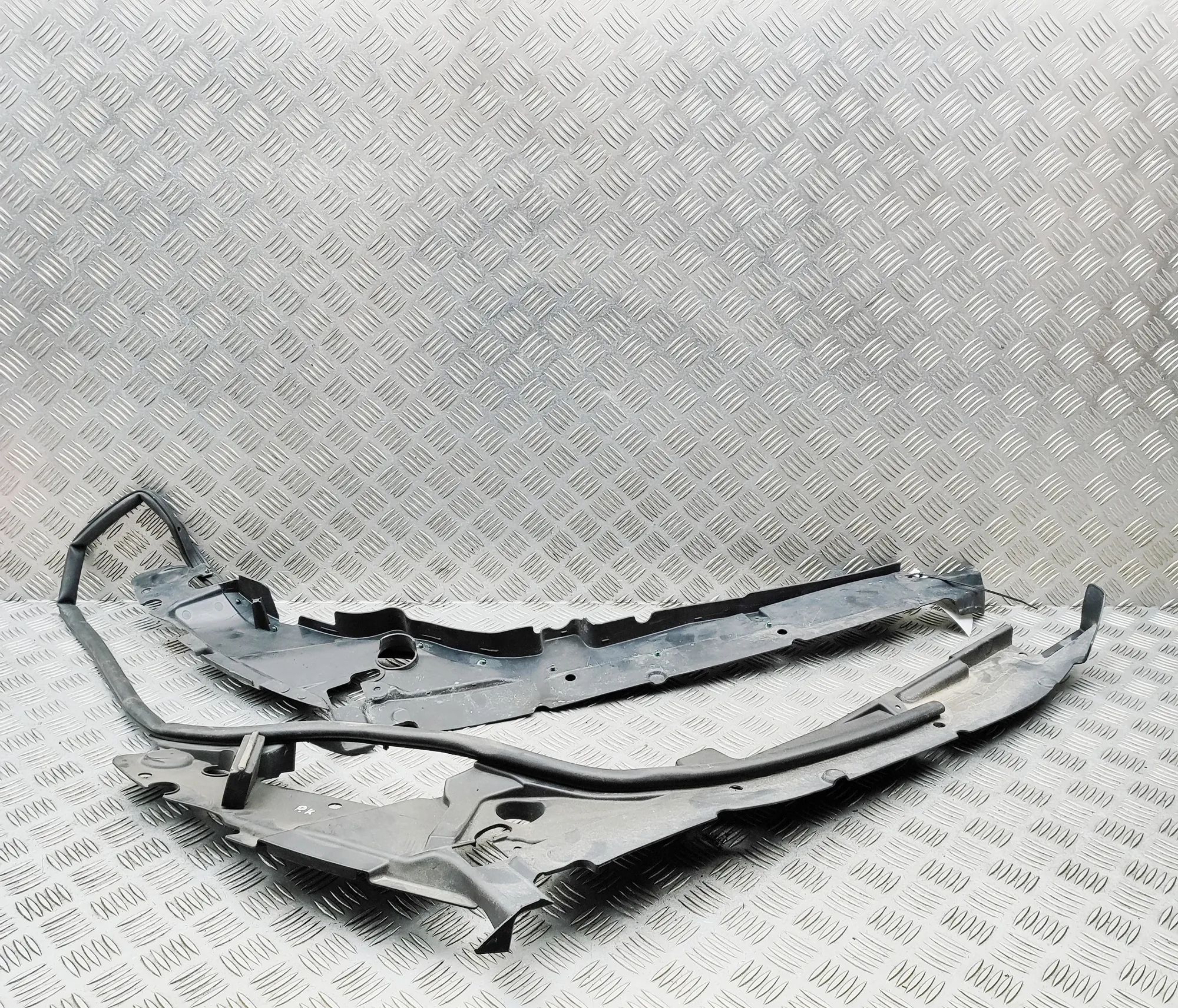 Jeep Grand Cherokee (WK) Plastic fender panel — front right Plastic fender panel — front right — JEEP GRAND...