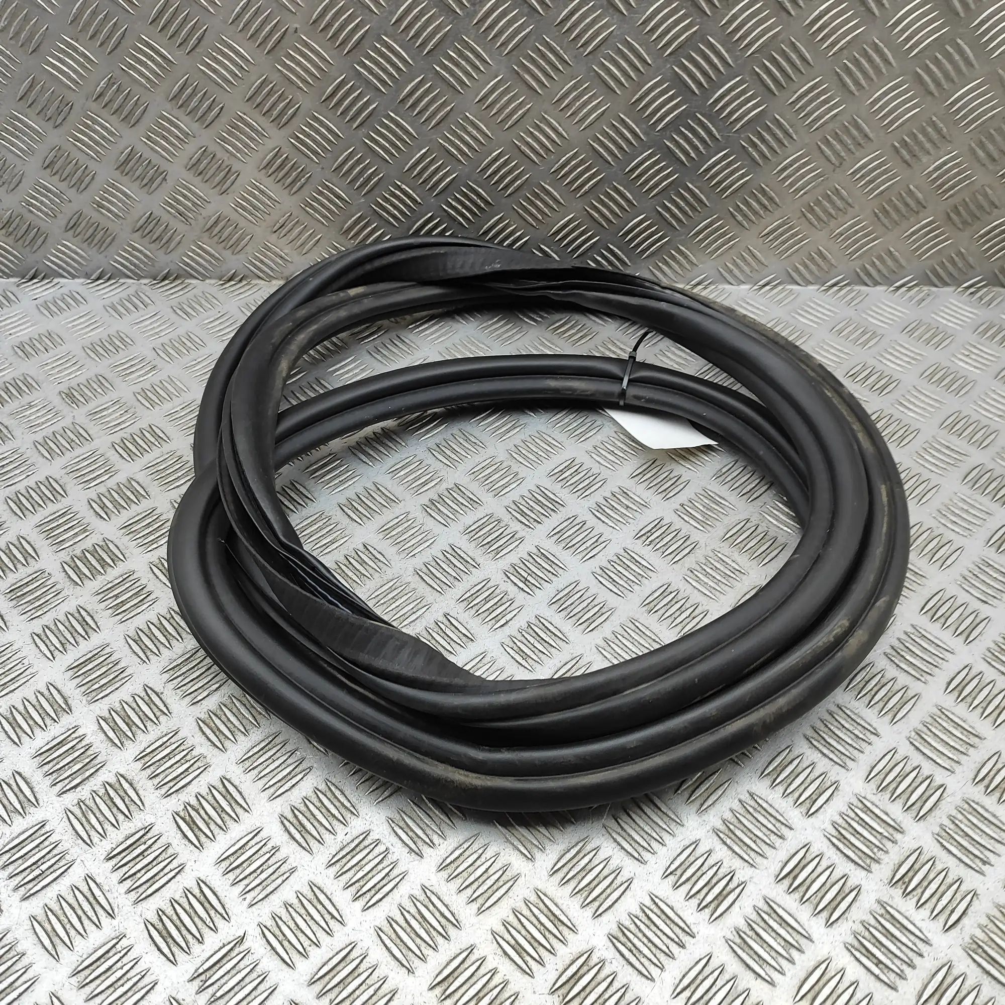 Land Rover Defender Door rubber seal — front right Door rubber seal — front right — LAND ROVER DEF...