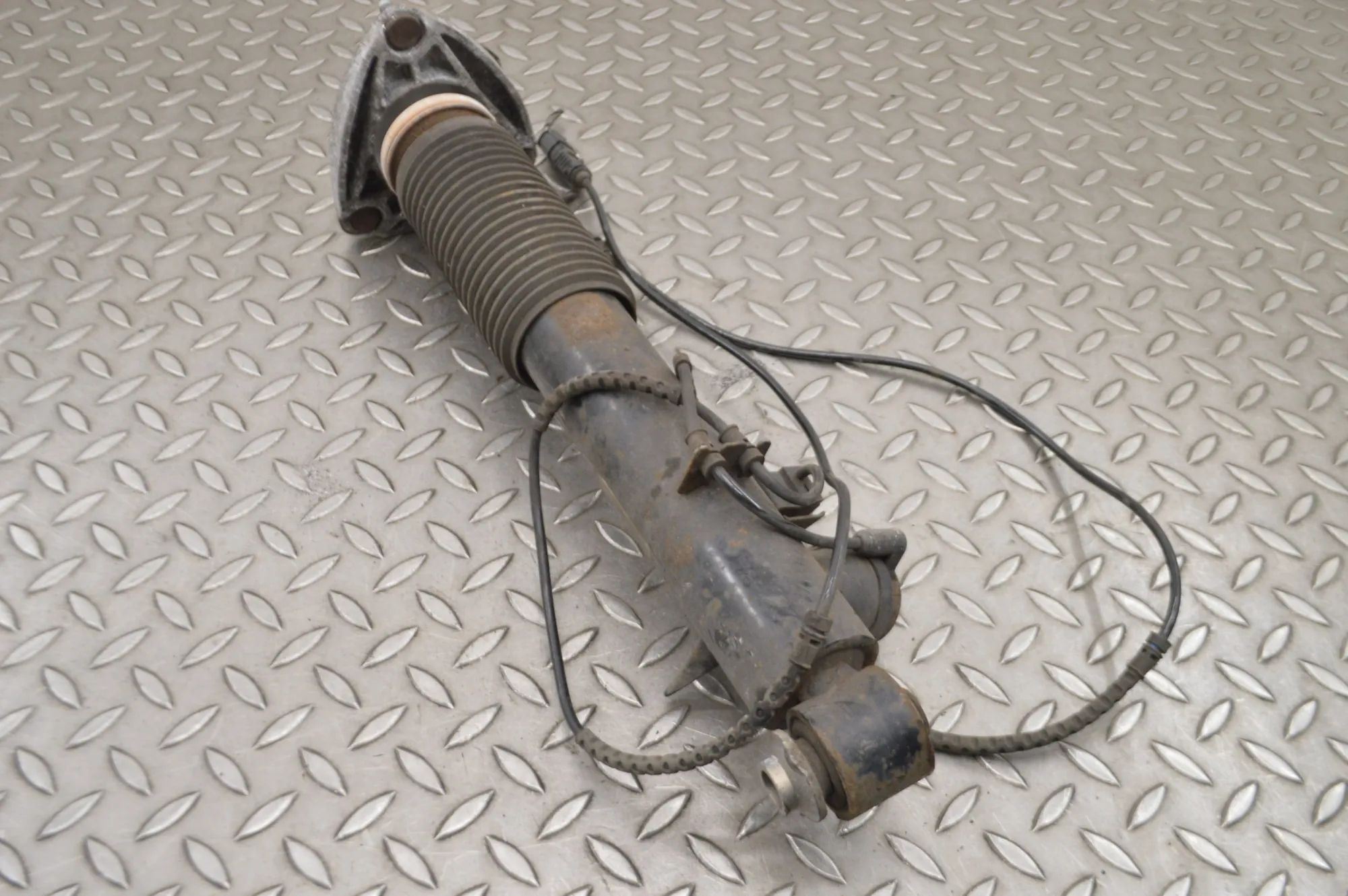 BMW X5 (F15) Shock absorber — rear left Shock absorber — rear left — BMW X5 (F15, F85) ...