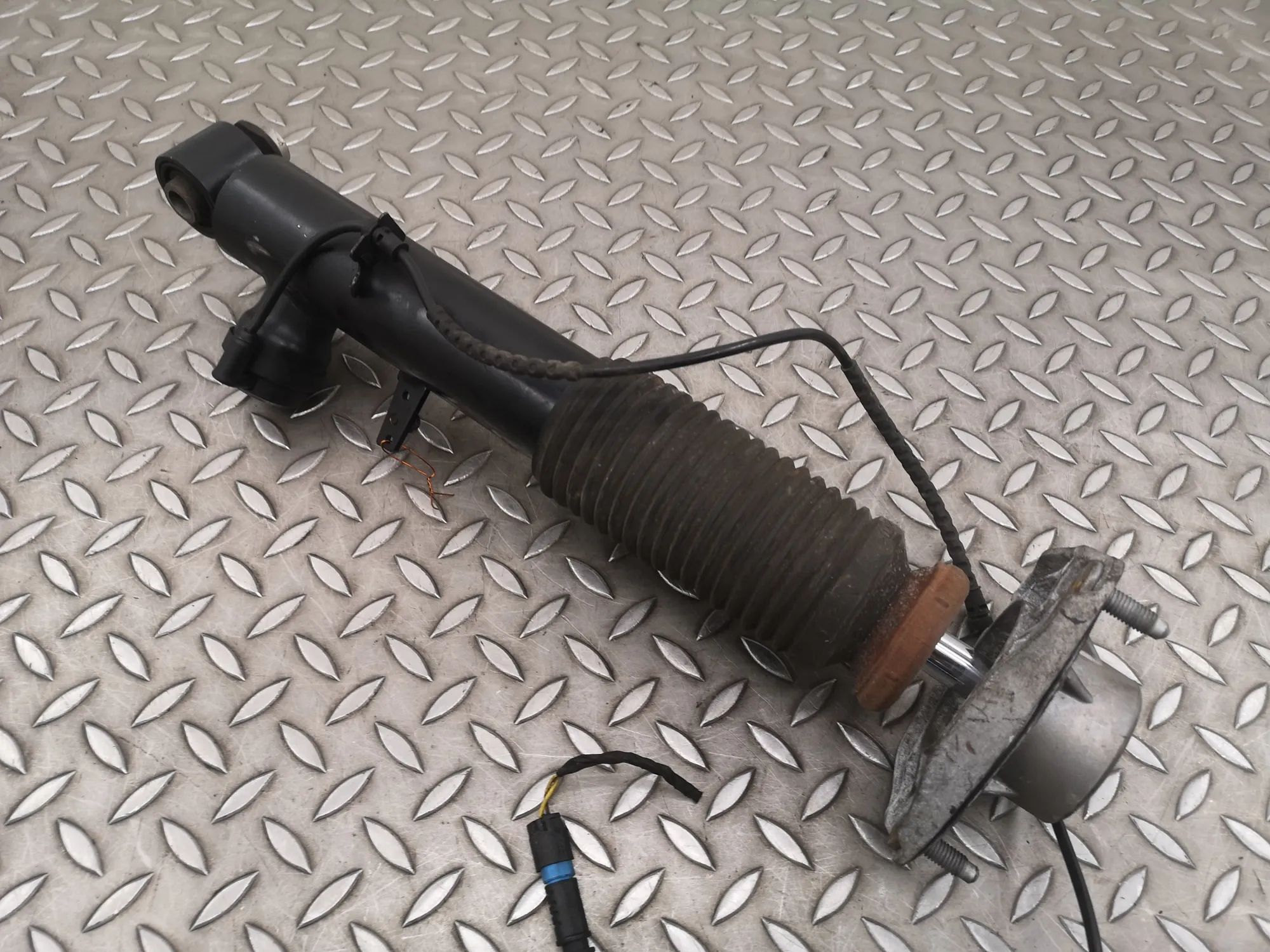 BMW X5 (E70) Shock absorber — rear left Shock absorber — rear left — BMW X5 (F15, F85) ...