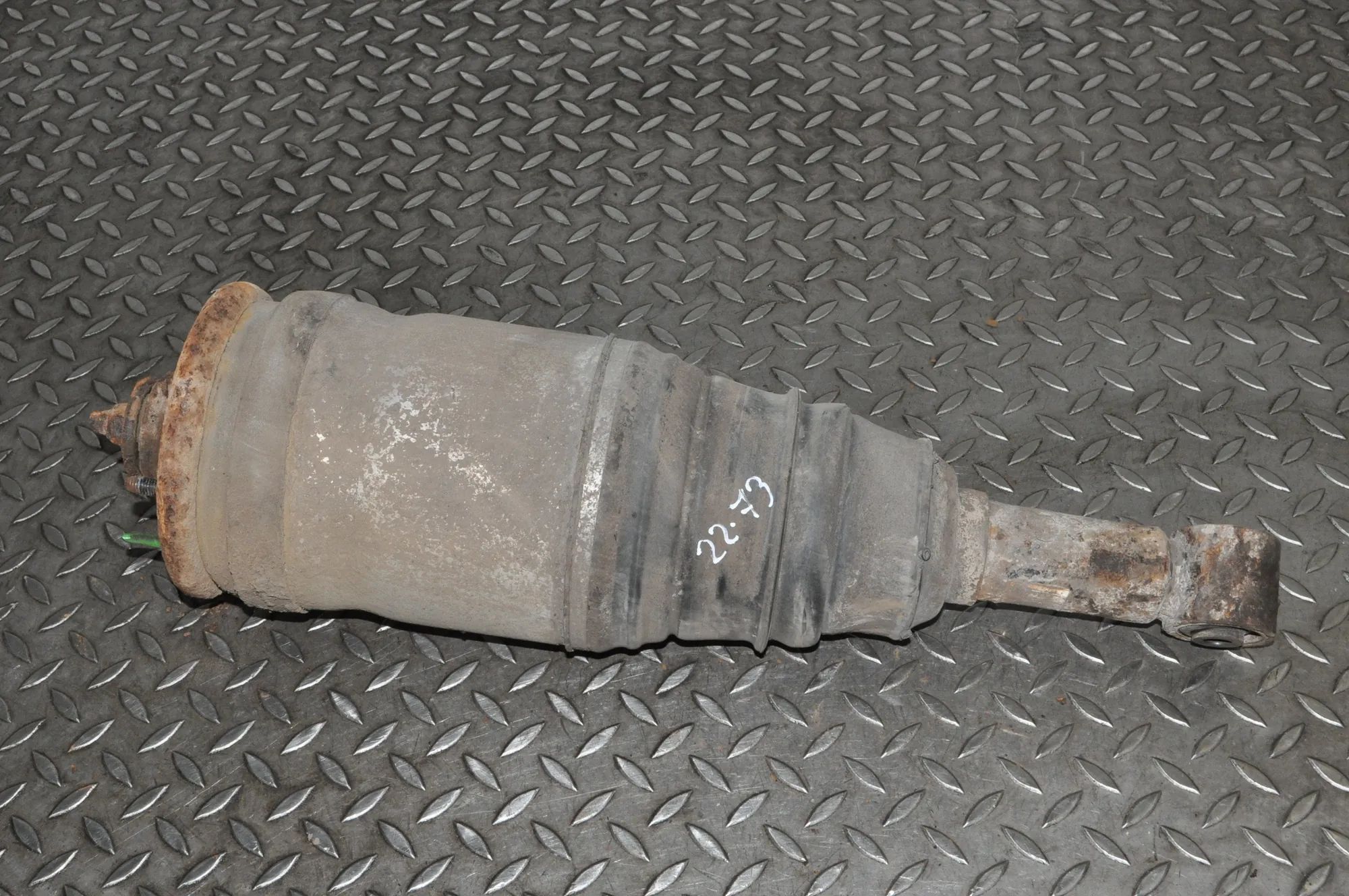 Land Rover Discovery Rear Left Air Shock Absorber Rear Left Air Shock Absorber — LAND ROVER DISCO...