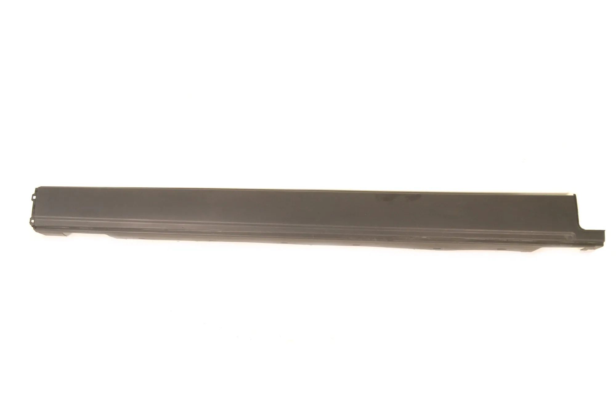 Land Rover Discovery Right Side Plastic Sideskirt Cover Right Side Plastic Sideskirt Cover — LAND ROVER...