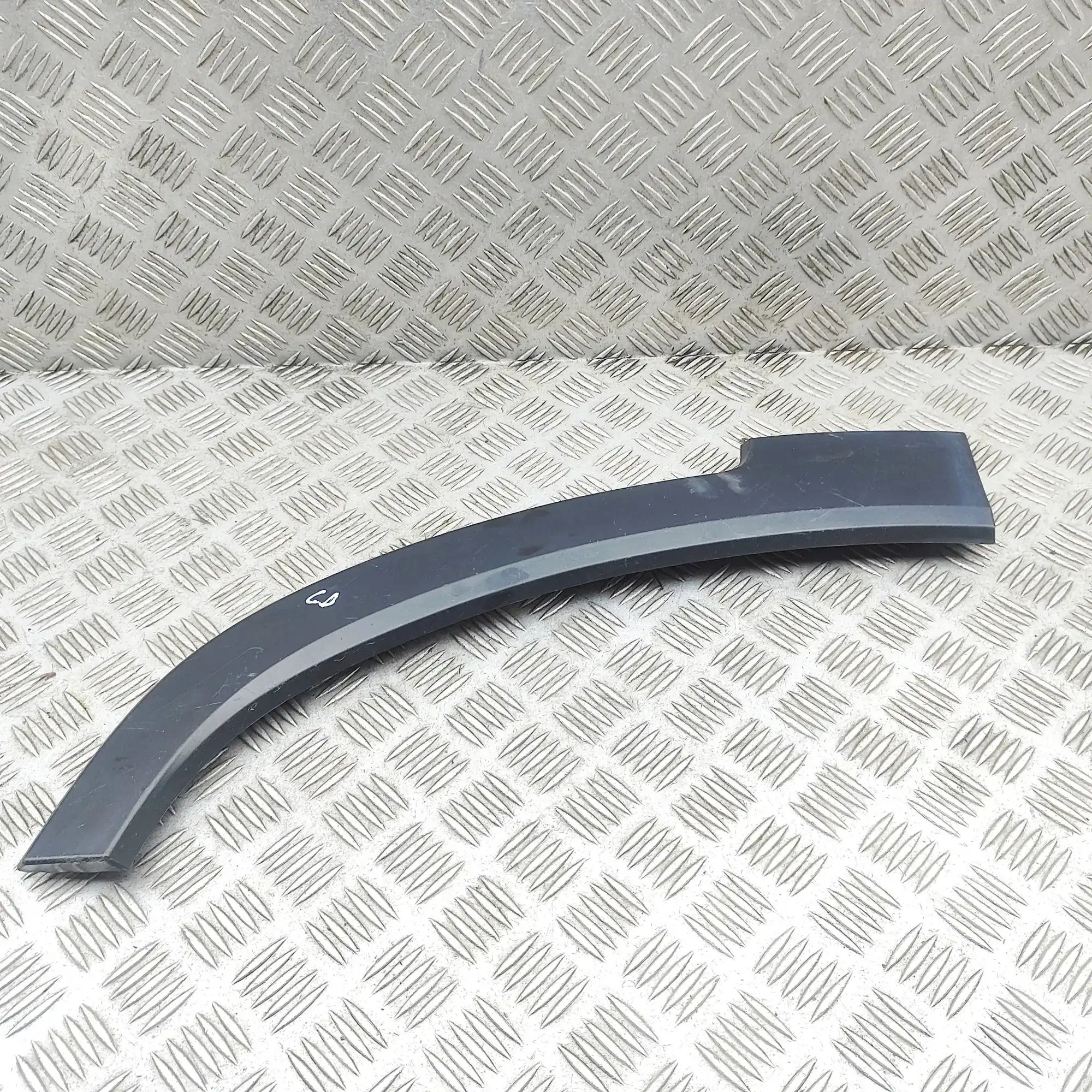 Jeep Cherokee (KL) Wheel arch trim — rear right Wheel arch trim — rear right — JEEP CHEROKEE (K...
