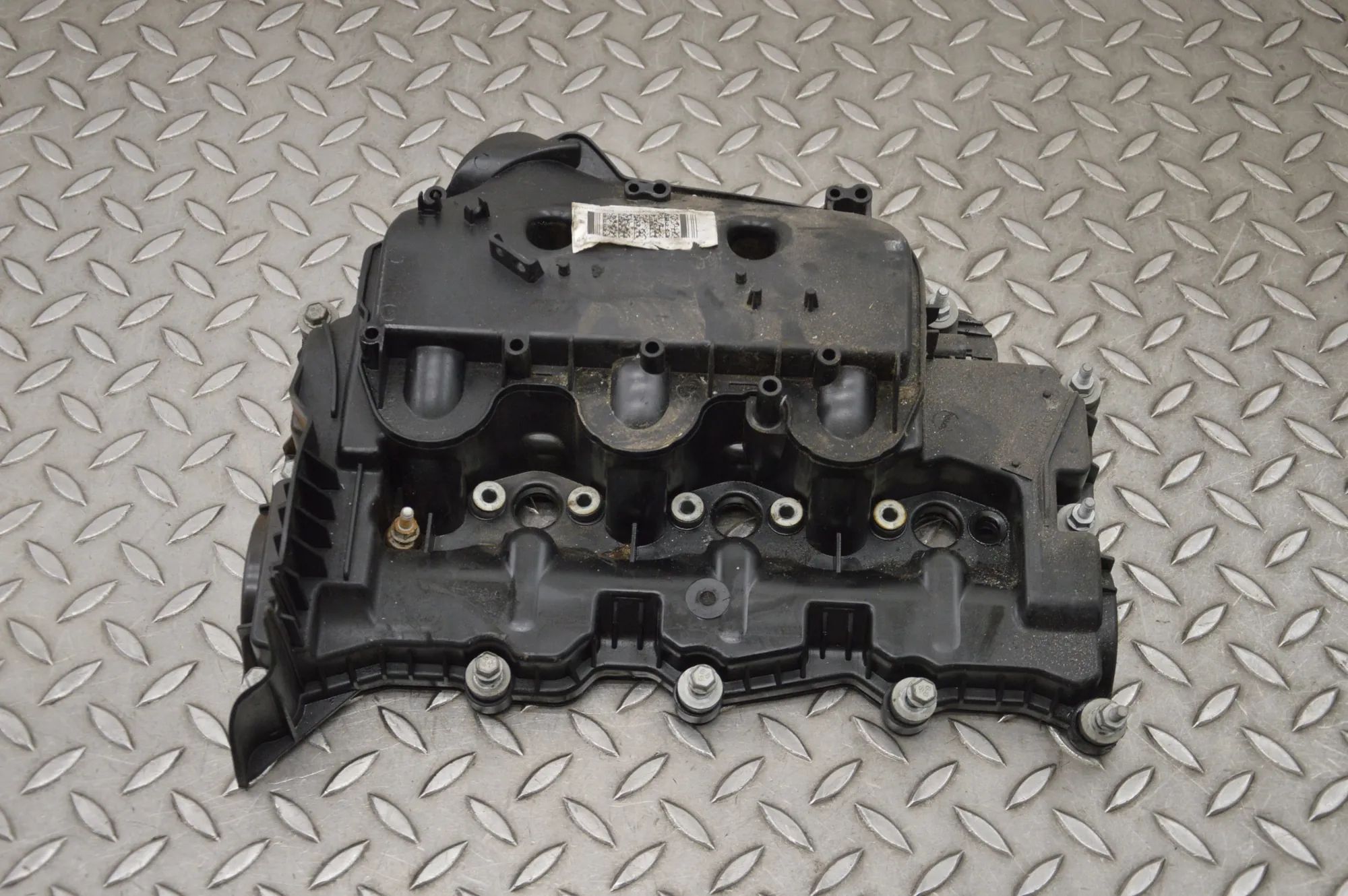 Land Rover Discovery Valve Cover — left Valve Cover — left — LAND ROVER DISCOVERY (IV L...