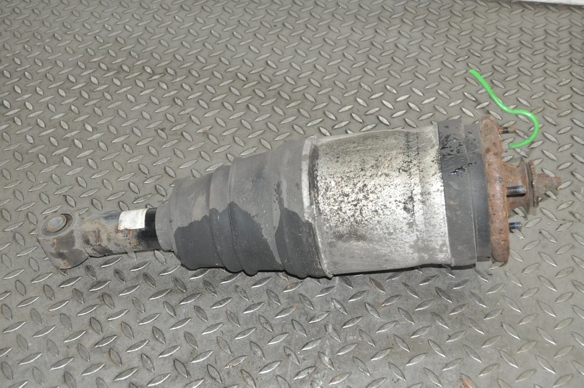 Land Rover Discovery Rear Left Air Shock Absorber Rear Left Air Shock Absorber — LAND ROVER DISCO...