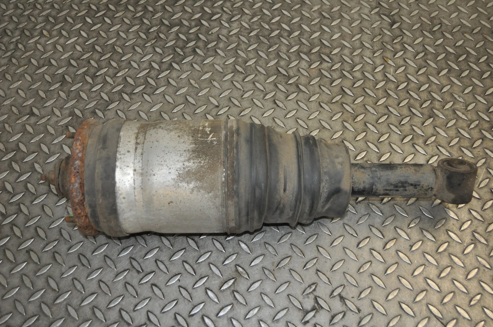 Land Rover Range Rover Sport Rear Left Air Shock Absorber Rear Left Air Shock Absorber — LAND ROVER RANGE...