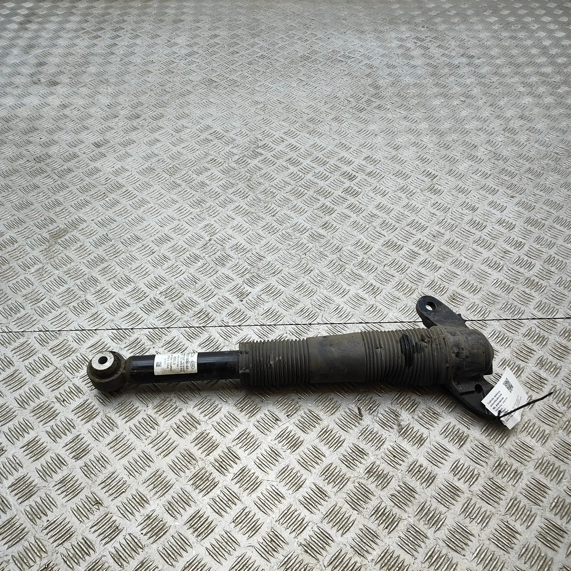 Land Rover Range Rover Evoque Shock absorber — rear right Shock absorber — rear right — LAND ROVER RANGE ...