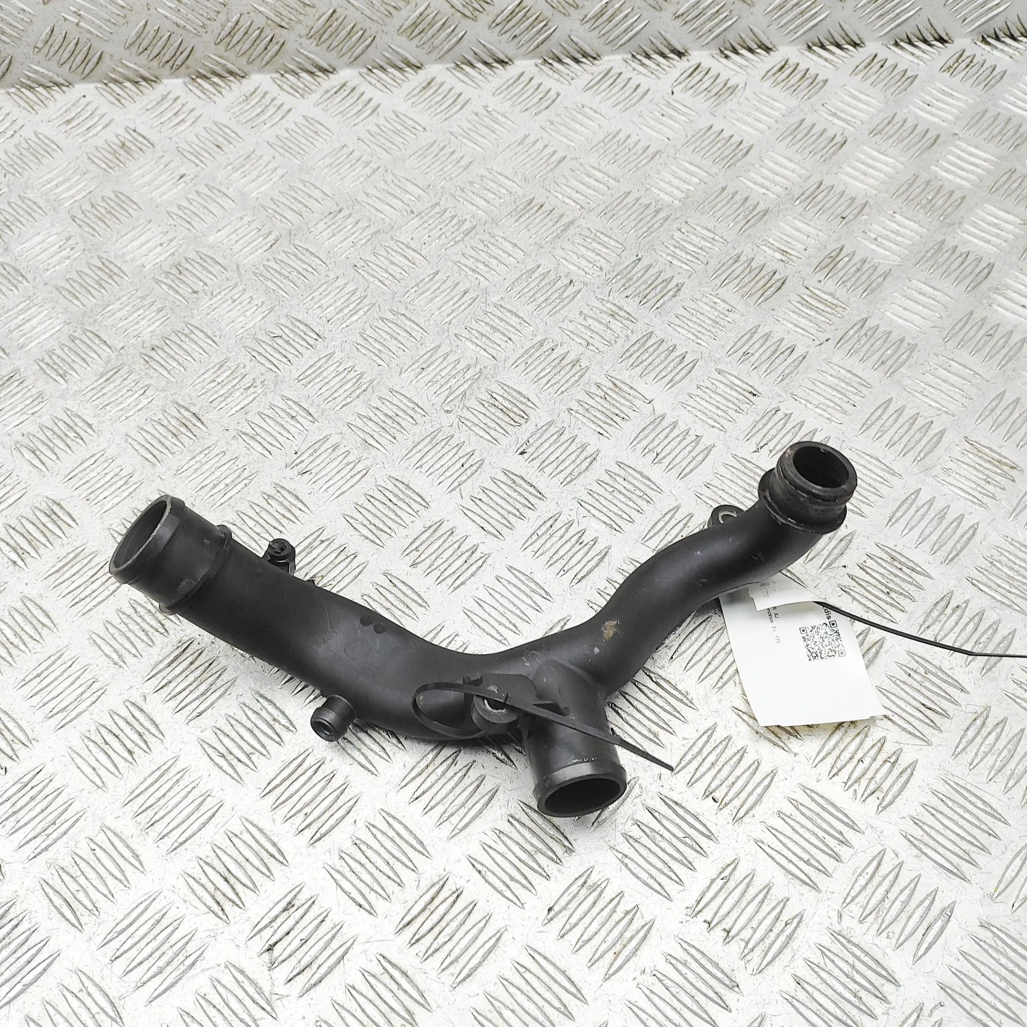 Jaguar XJ Шланг системы охлаждения Coolant hose — JAGUAR XJ (X351) (2009-...) — 9W...