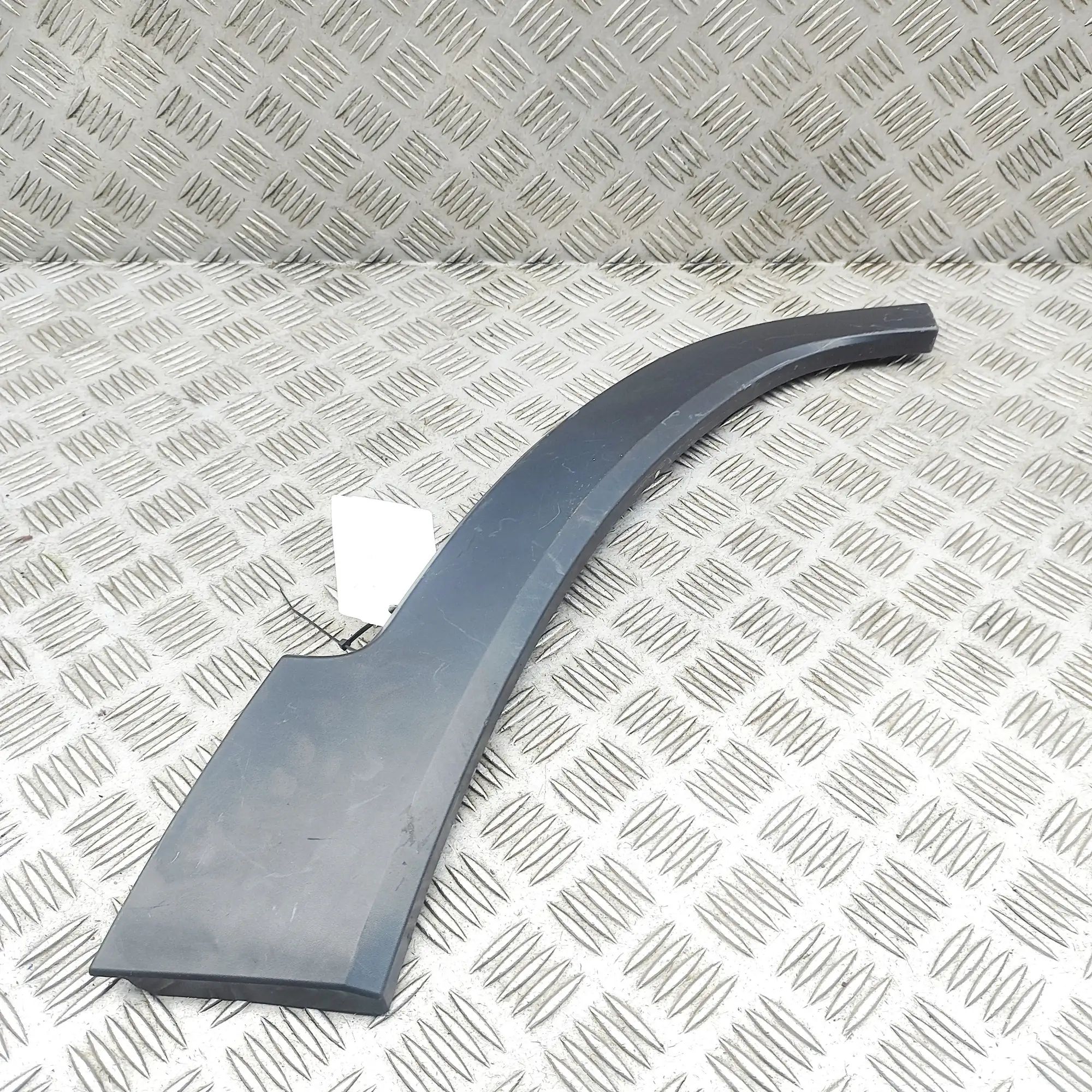Jeep Cherokee (KL) Wheel arch trim — rear left Wheel arch trim — rear left — JEEP CHEROKEE (KL...