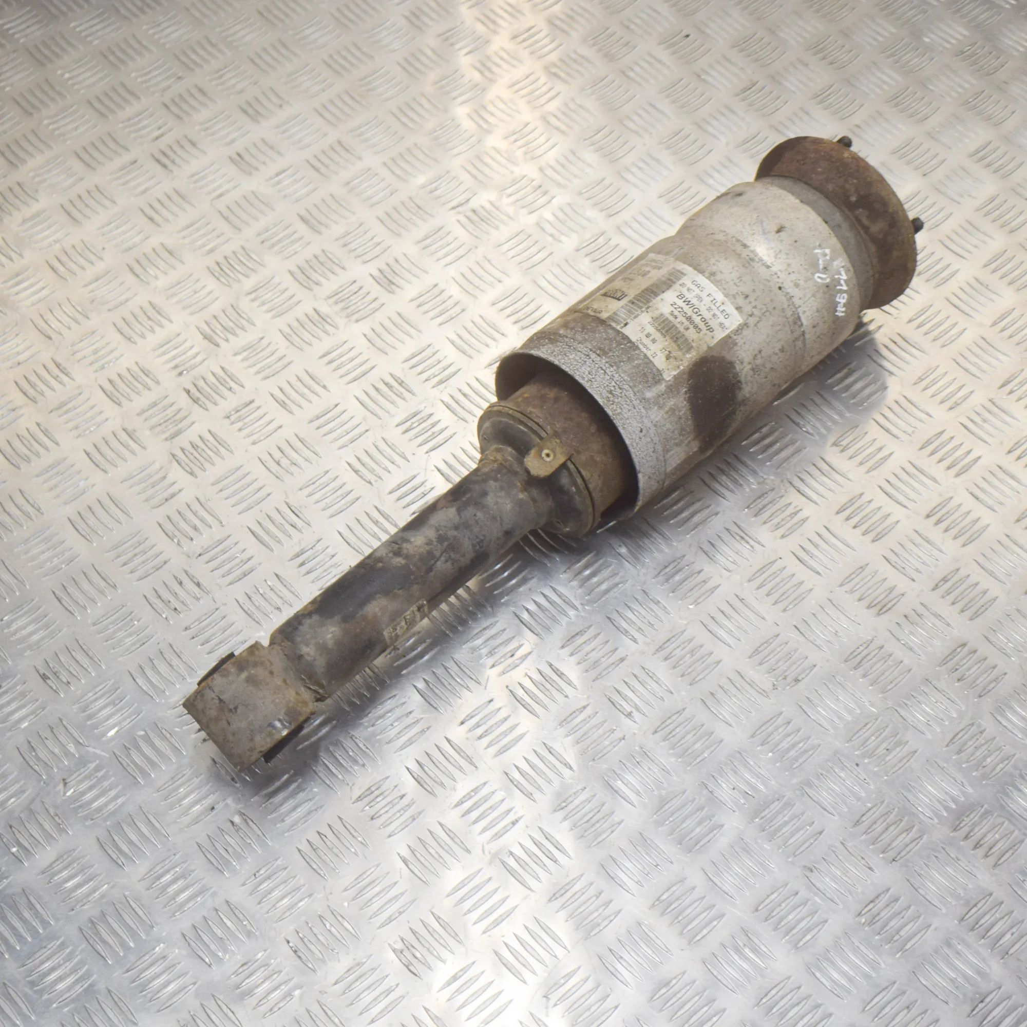 Land Rover Discovery Shock absorber — front right Shock absorber — front right — LAND ROVER DISCO...
