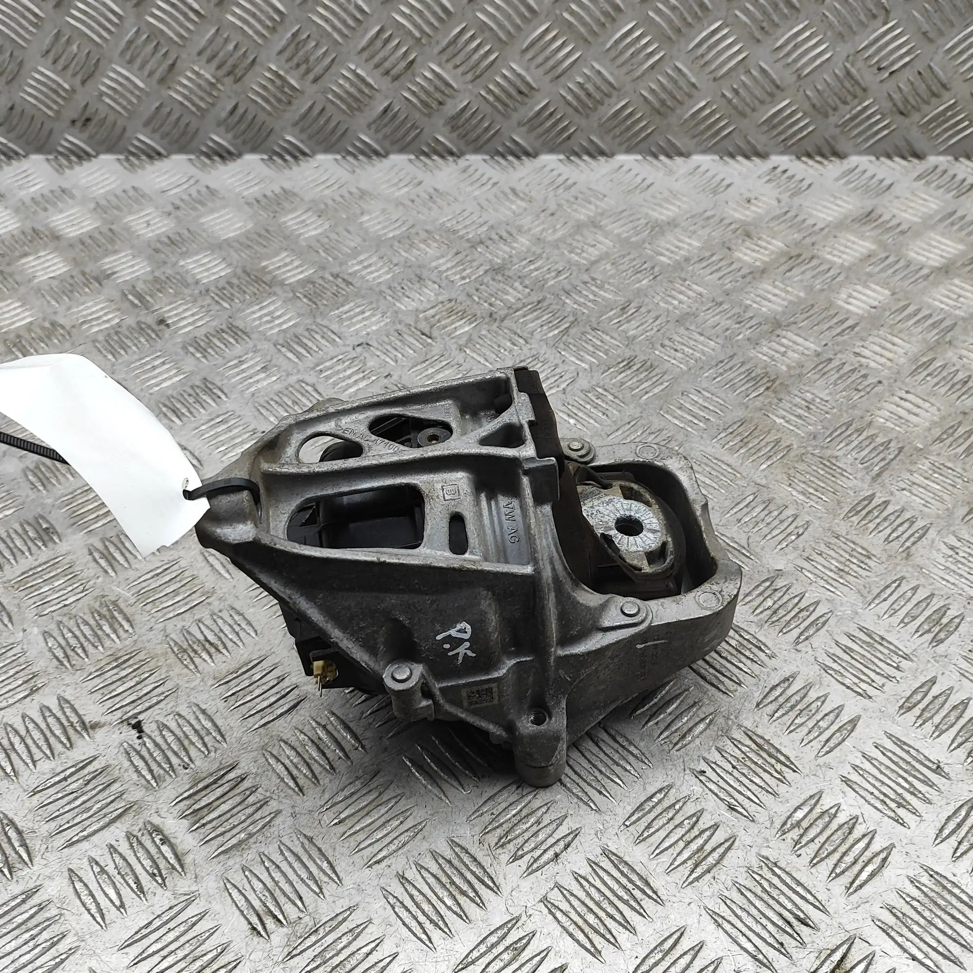Audi A4 (B9) Left Side Engine Mount