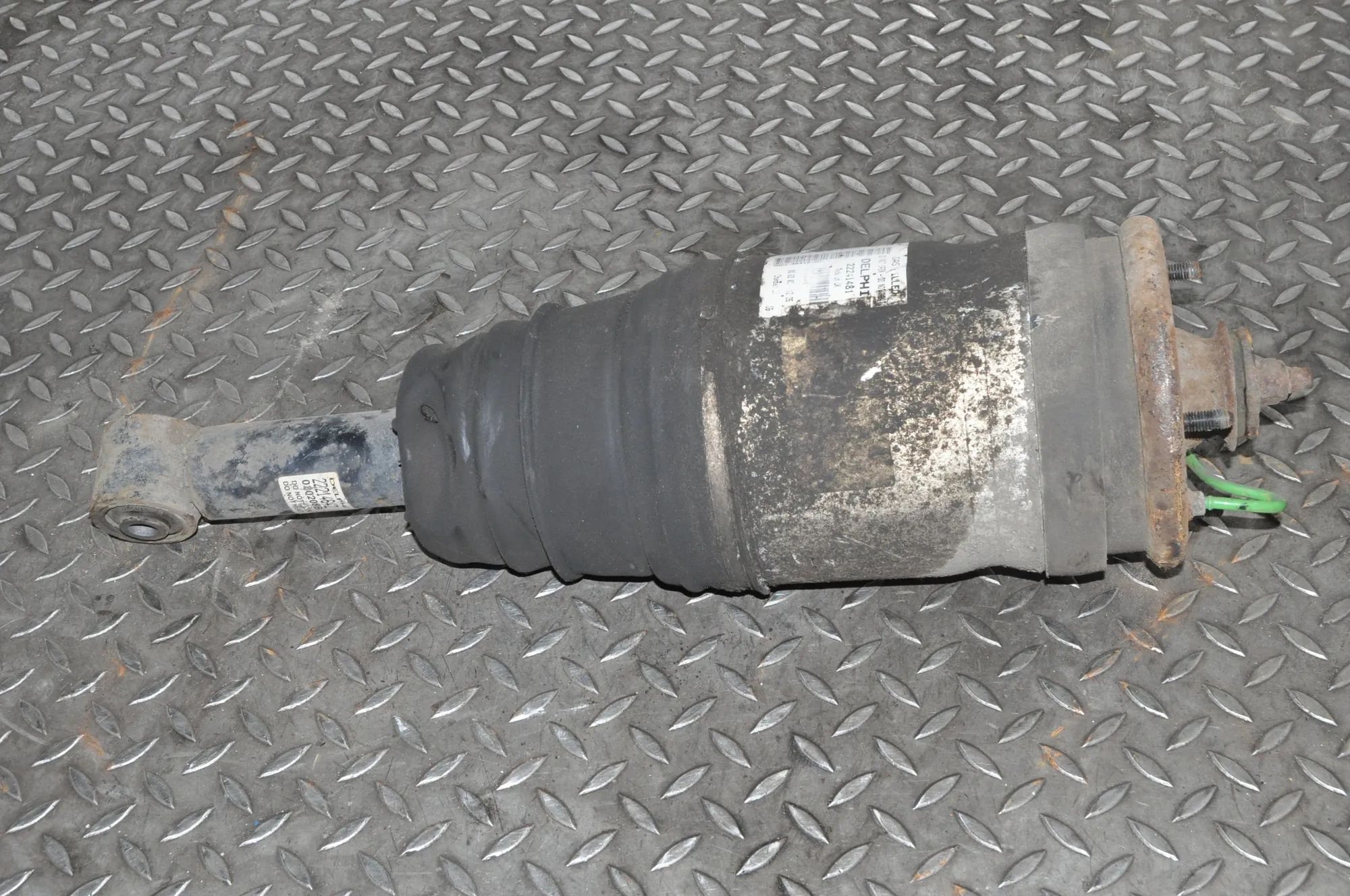 Land Rover Discovery Rear Left Air Shock Absorber Rear Left Air Shock Absorber — LAND ROVER DISCO...