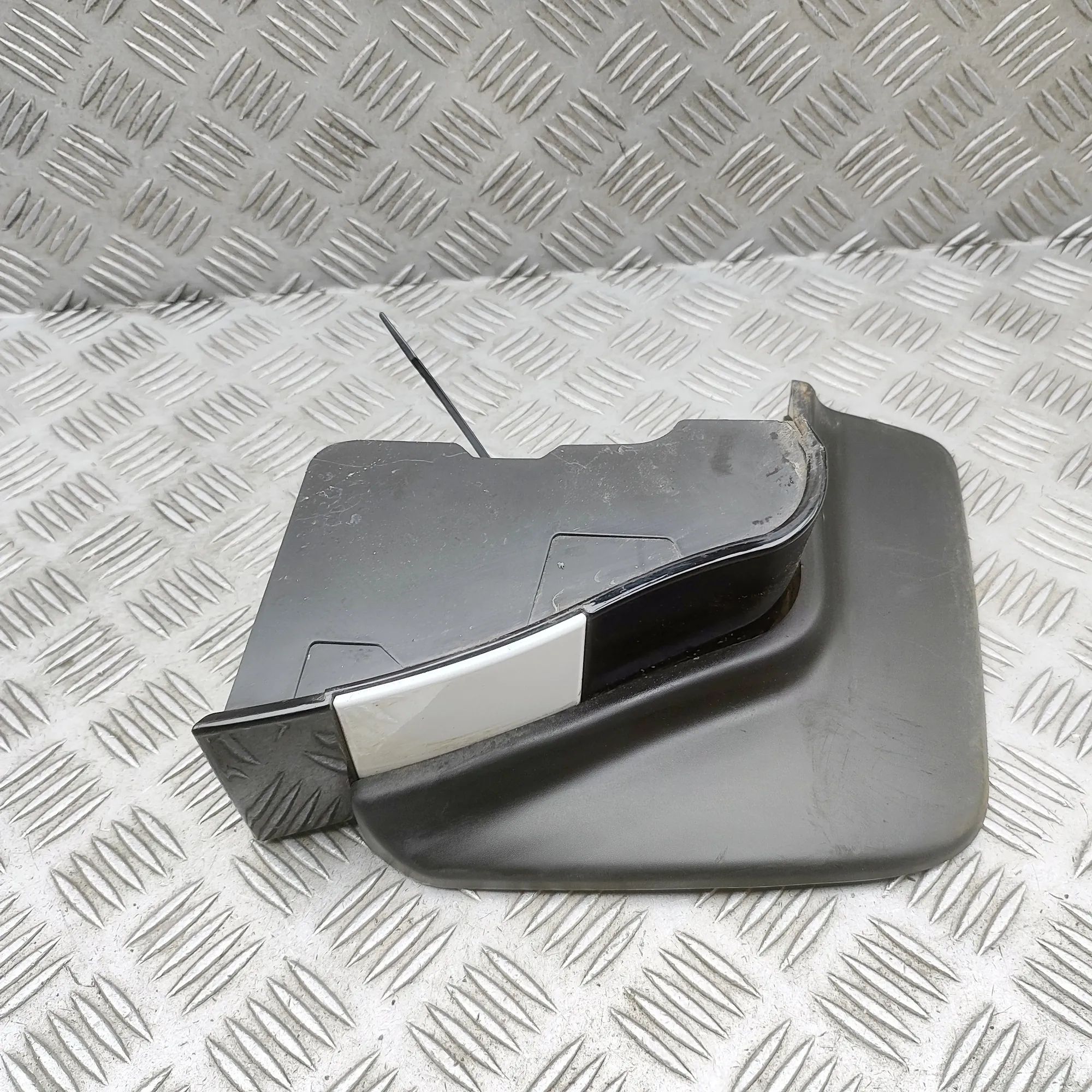 Land Rover Range Rover Evoque Mudguard — front left Mudguard — front left — LAND ROVER RANGE ROVER ...