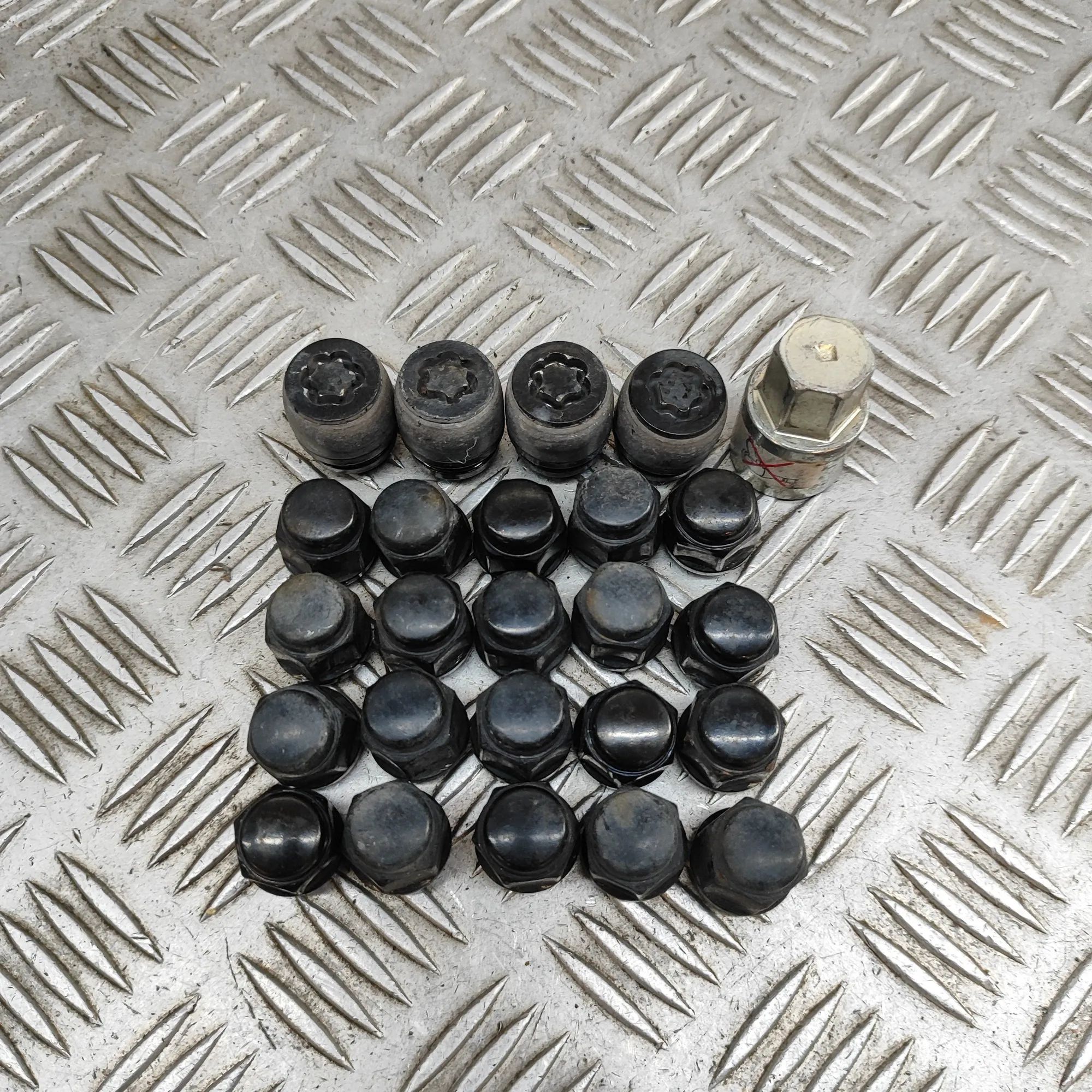 Honda HR-V / e:Ny1 Wheel Screws Kit Wheel Screws Kit — HONDA E:NY1 (2023-...) — 903...