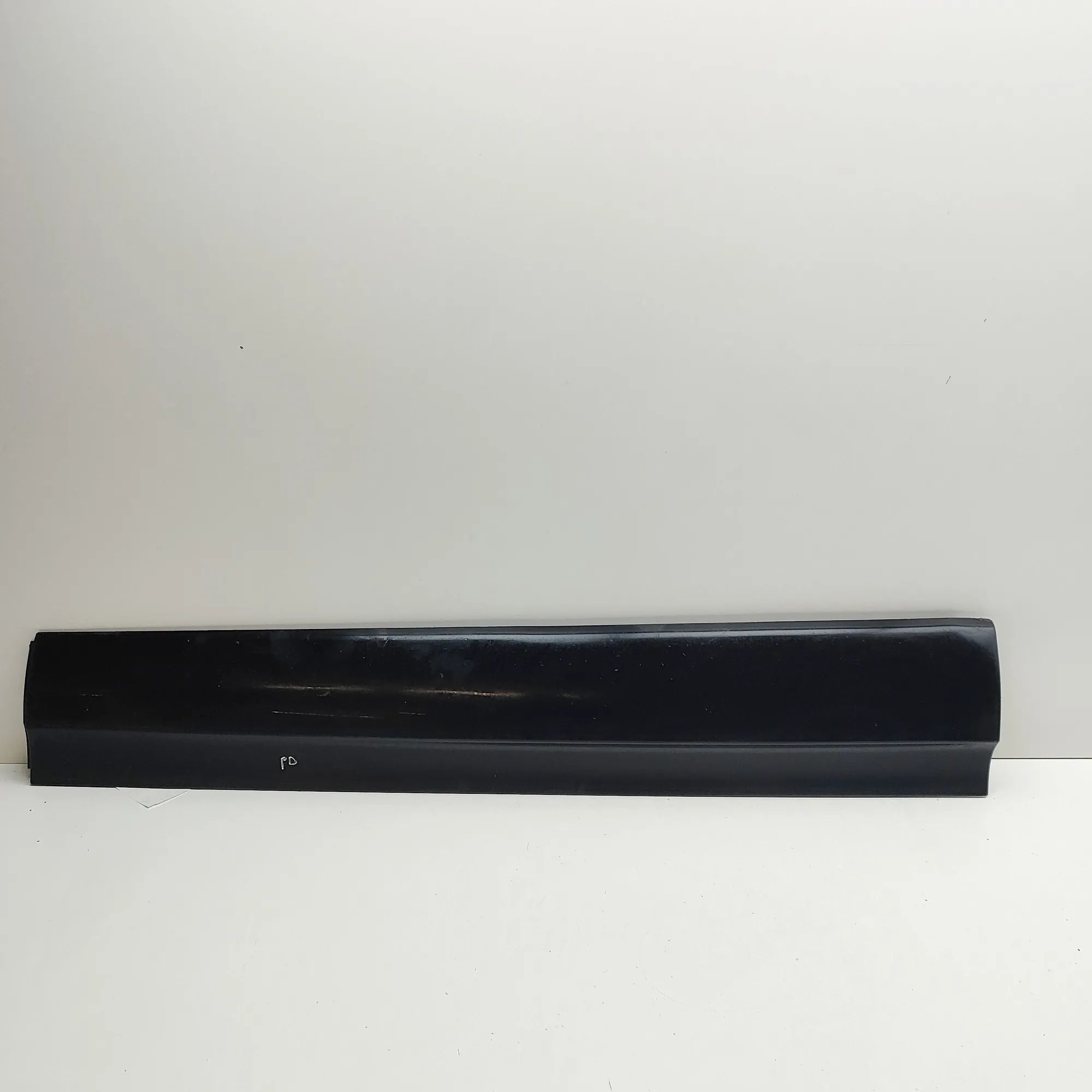 Land Rover Discovery Front Right Door Lower Molding Front Right Door Lower Molding — LAND ROVER DIS...