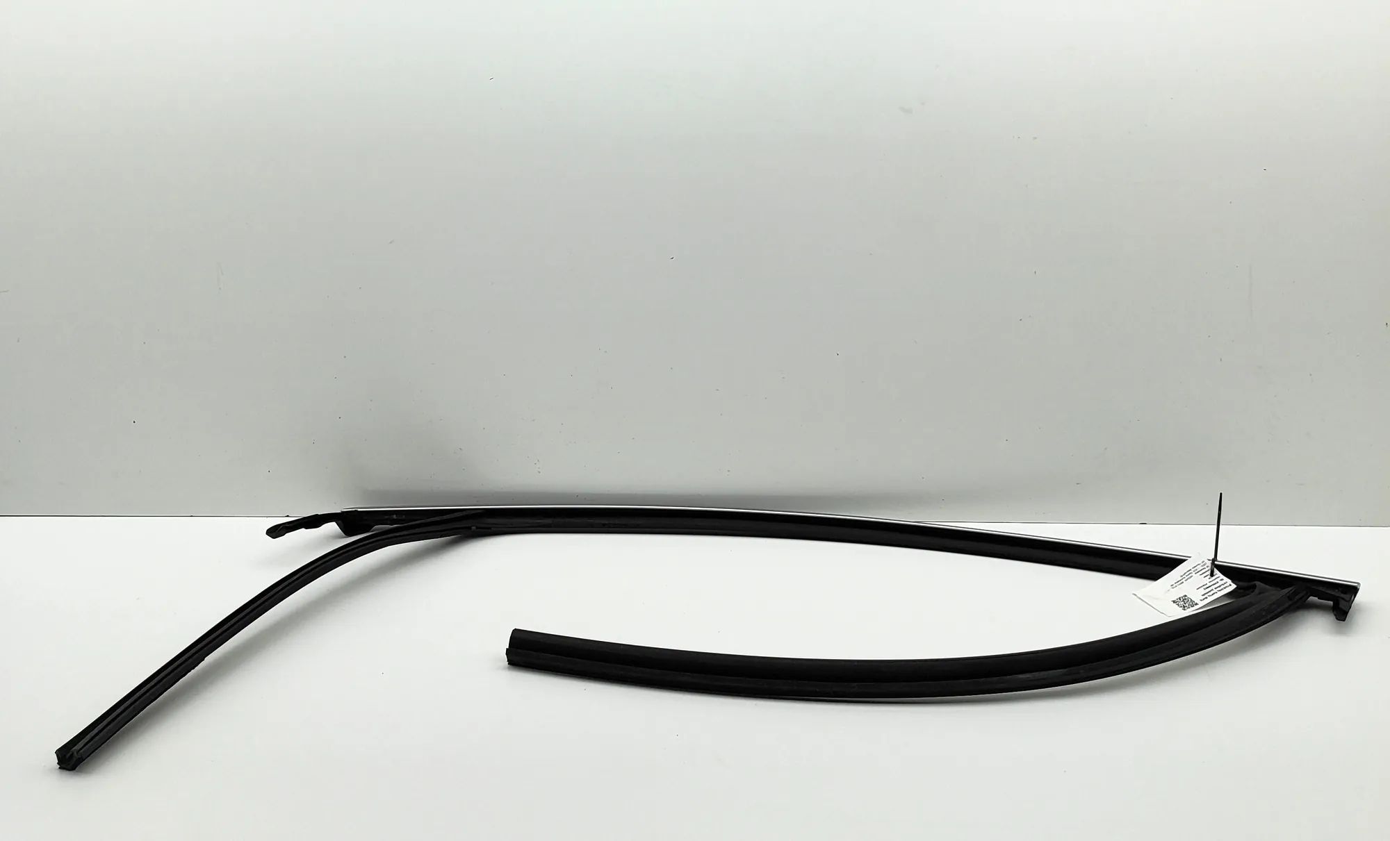 Nissan Ariya Upper door trim strip — front left Upper door trim strip — front left — NISSAN ARI...