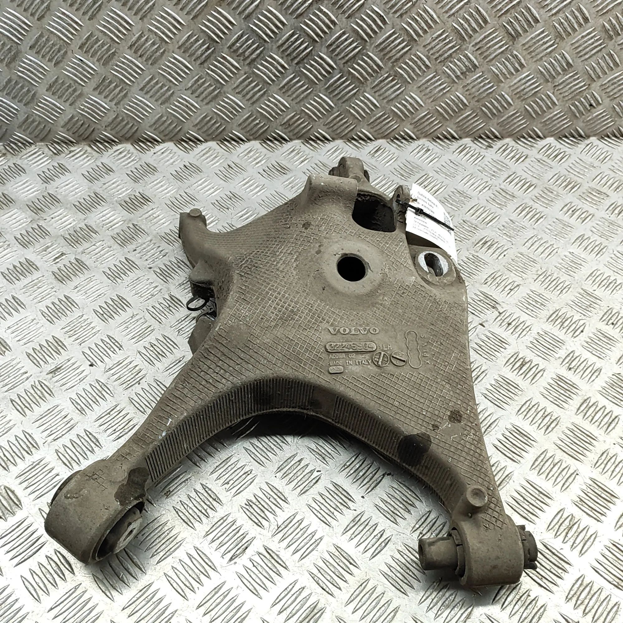 Volvo V60 Rear Right Lower Control Arm Rear Right Lower Control Arm — VOLVO V60 (II 22...