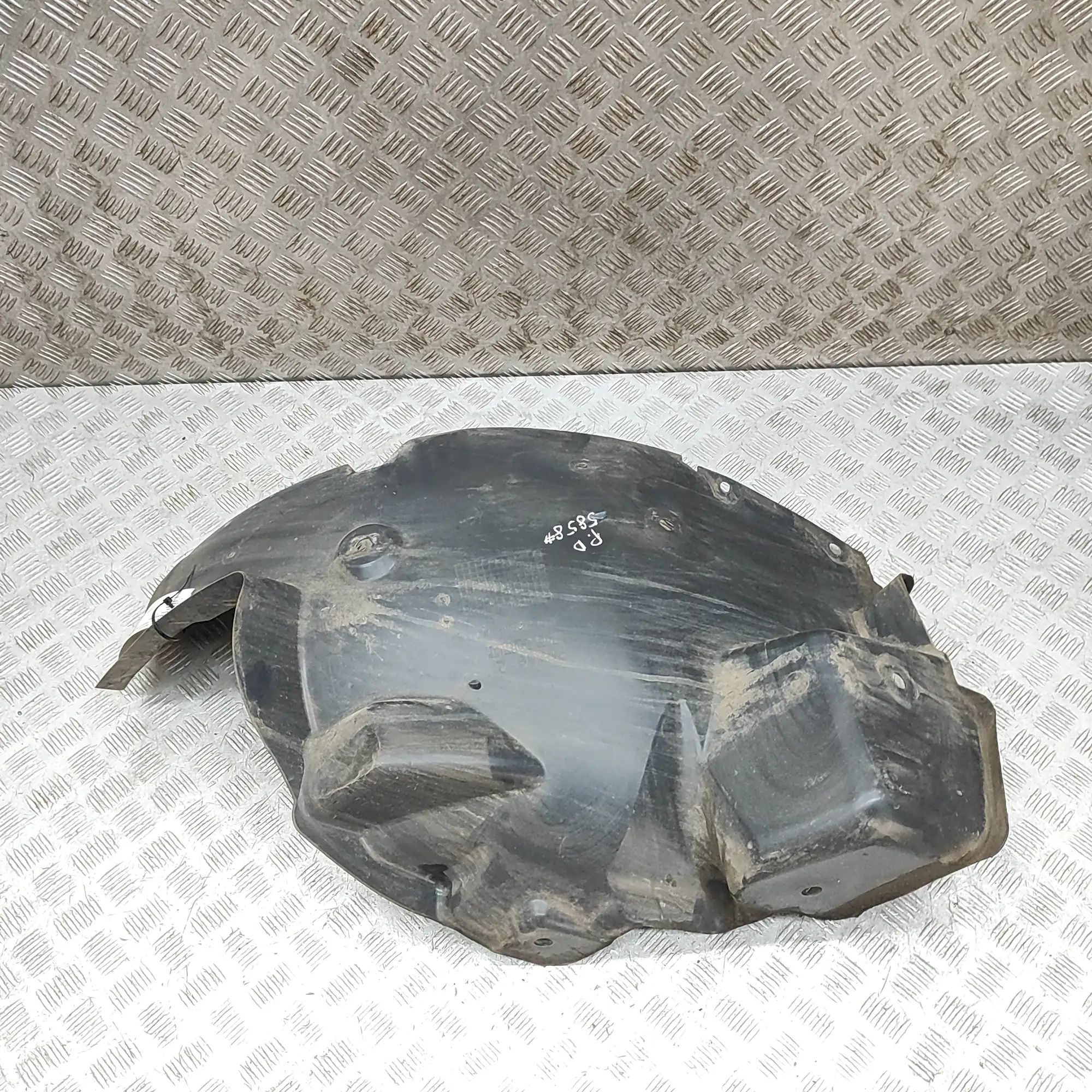 Renault Master Wheel arch liner — front — right — rear section Wheel arch liner — front — right — rear section...