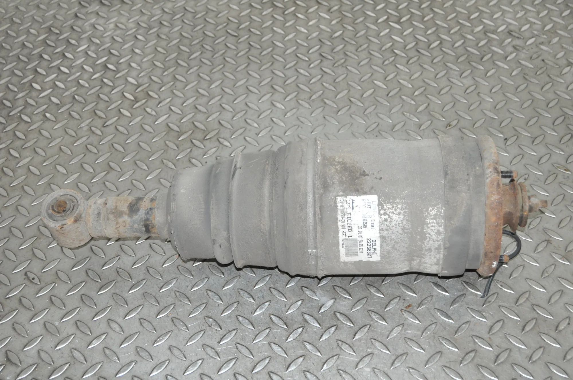 Land Rover Range Rover Sport Shock absorber — rear left Shock absorber — rear left — LAND ROVER RANGE R...
