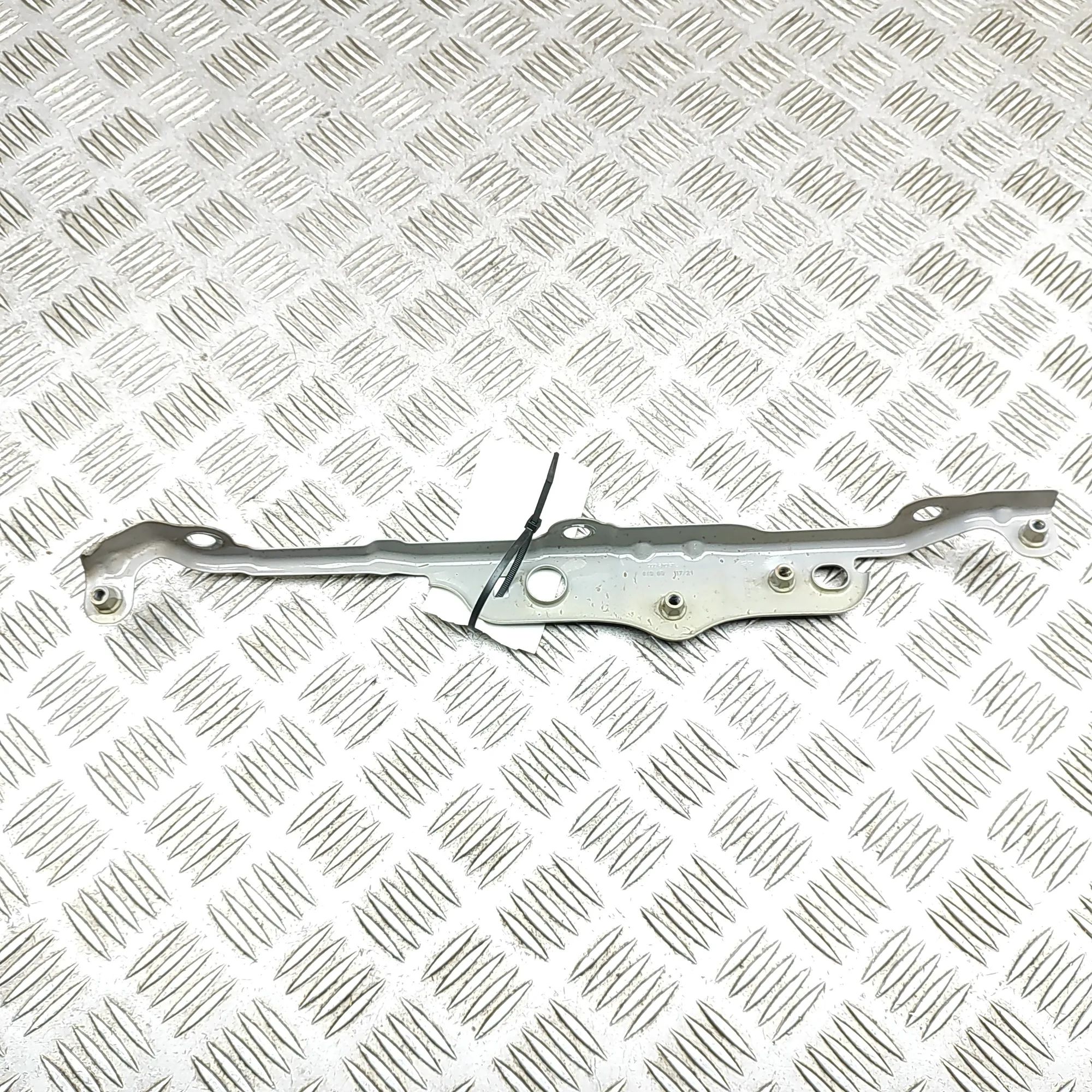 Porsche 911 (992) Fender bracket — front right Fender bracket — front right — PORSCHE 911 (992...