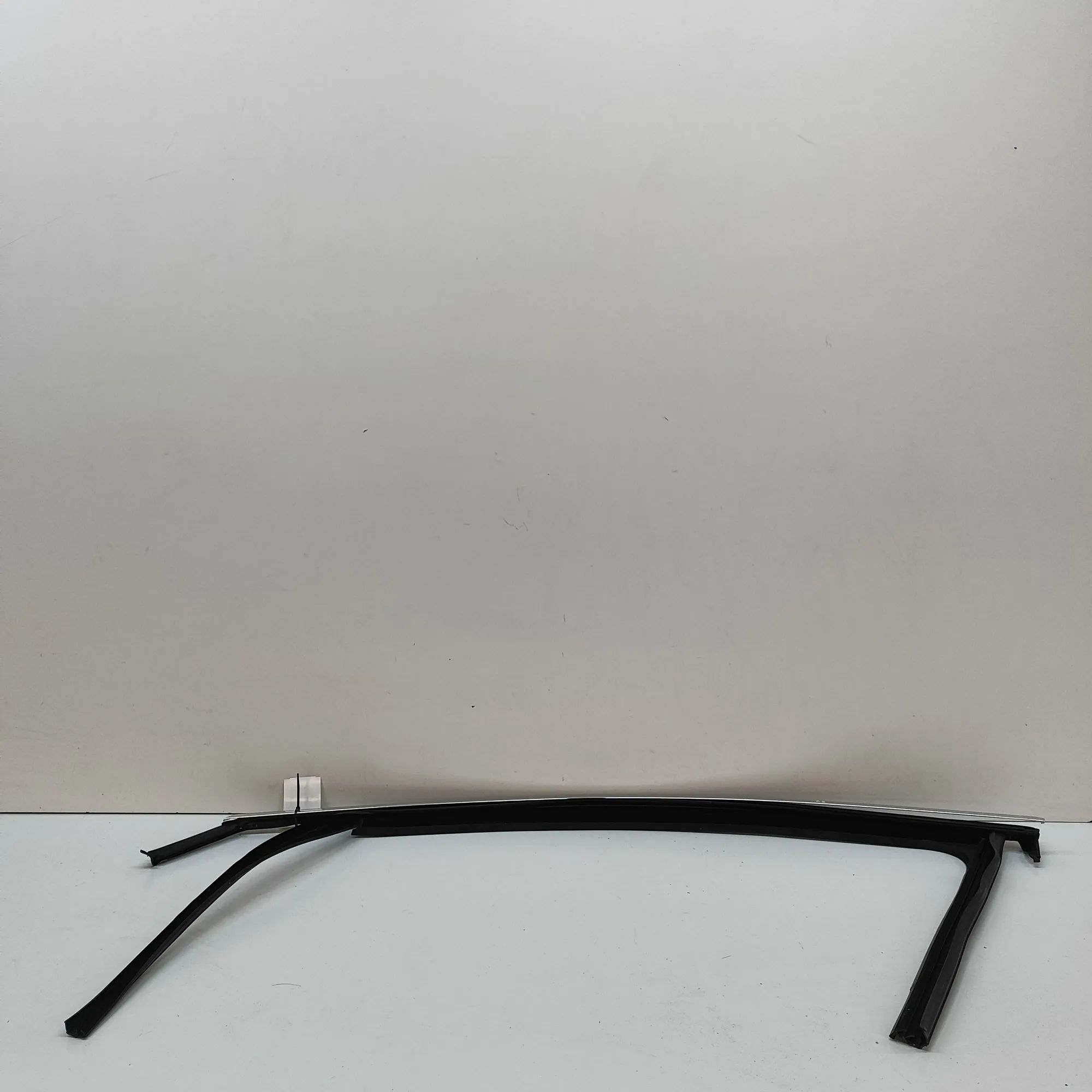 Skoda Enyaq Upper door trim strip — front left Upper door trim strip — front left — SKODA ENYA...