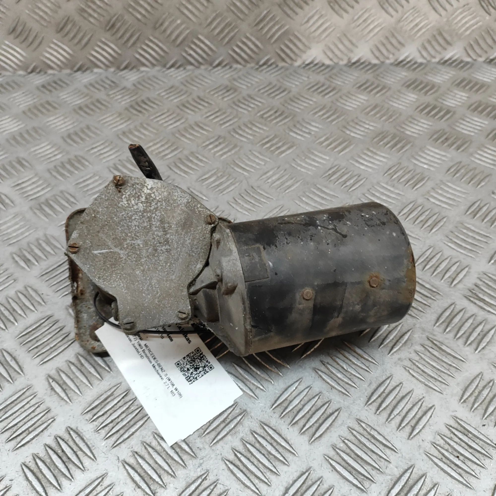Mercedes-Benz 200 - 280 (W114, W115) Front Windshield Wiper Mechanism Motor Front Windshield Wiper Mechanism Motor — MERCED...