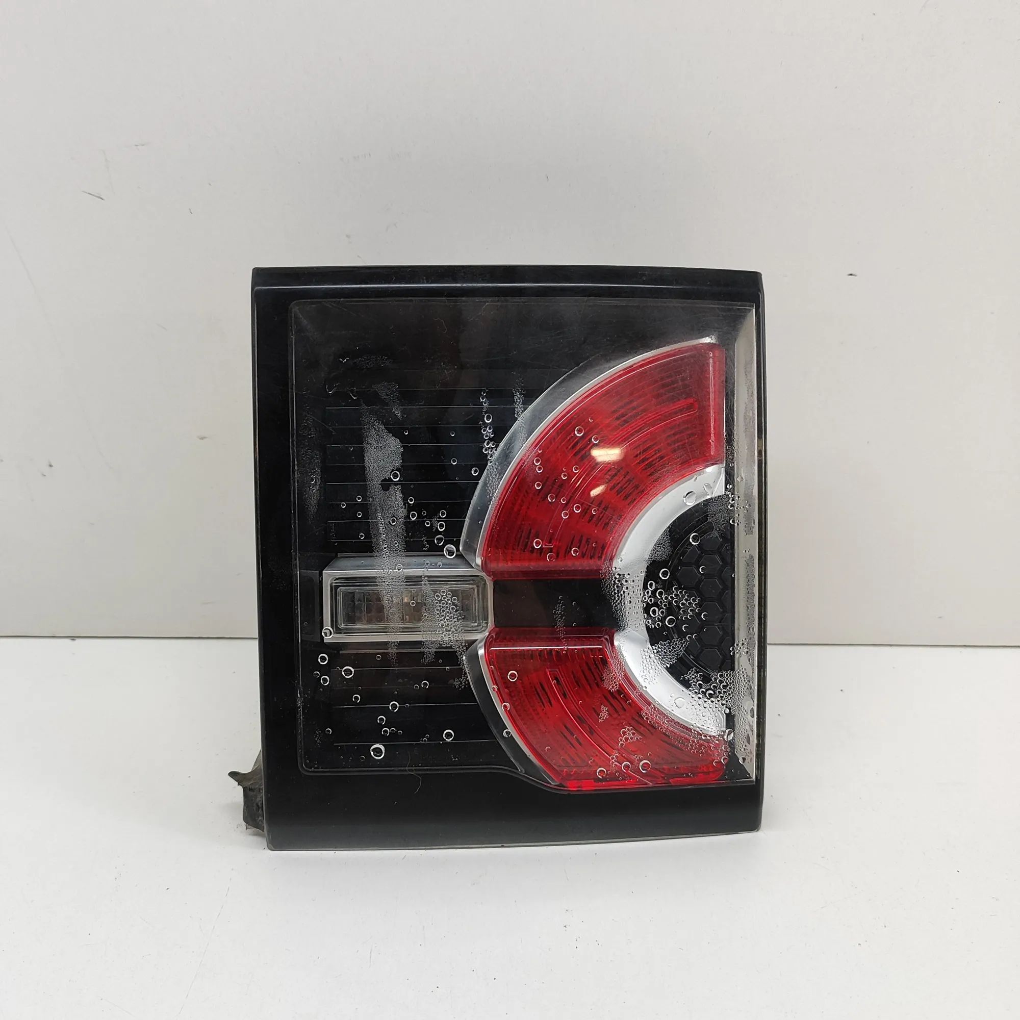 Land Rover Discovery Sport Left Side Tailgate Tail Light Left Side Tailgate Tail Light — LAND ROVER DISC...