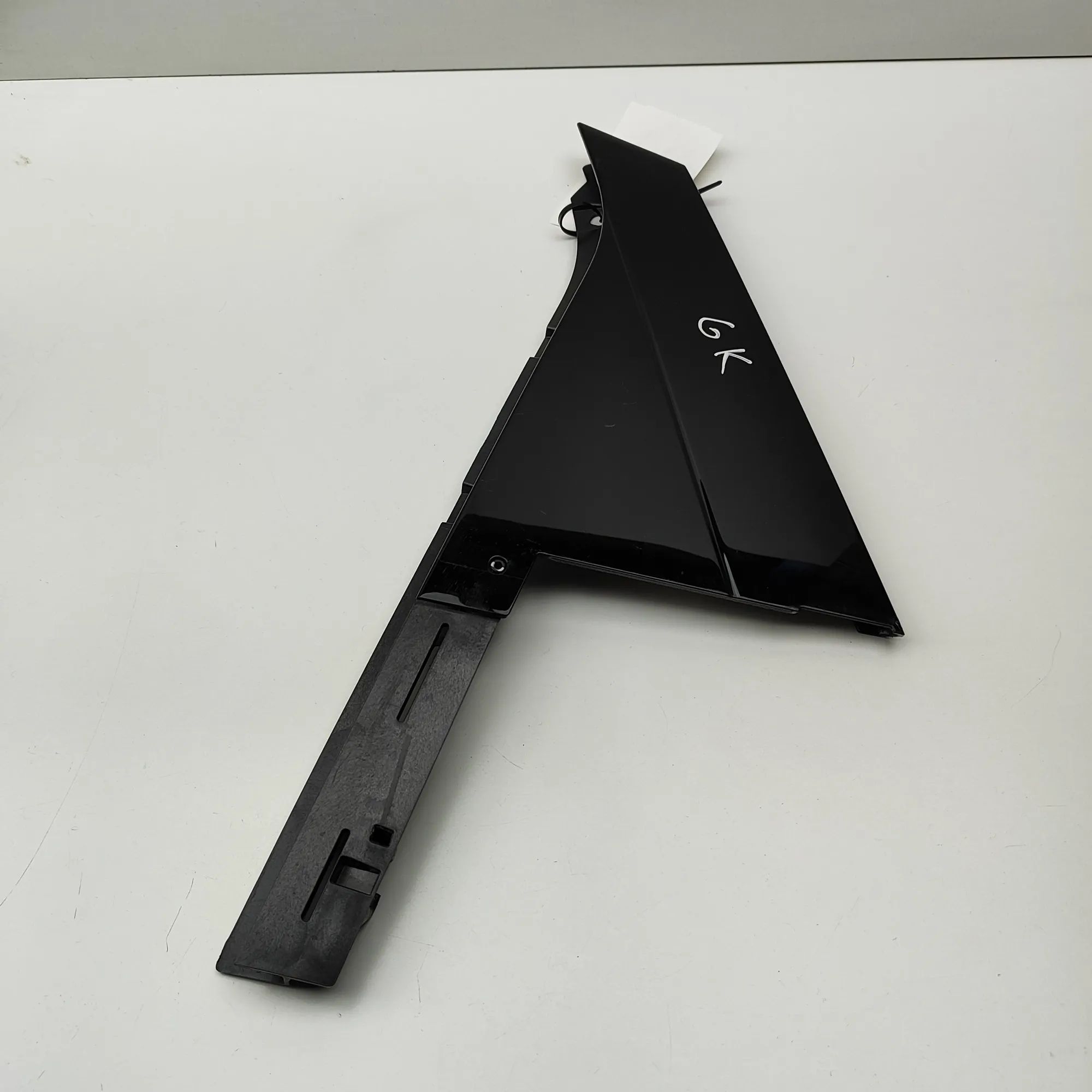 Porsche Cayenne Vertical door trim — rear — left Vertical door trim — rear — left — PORSCHE CAYE...