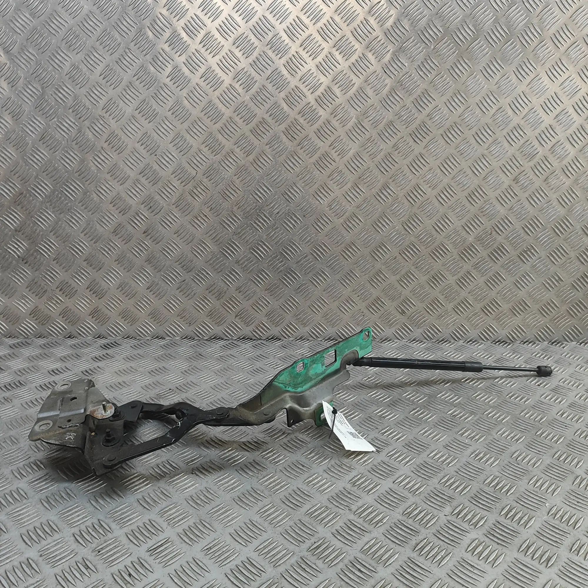 Land Rover Discovery Bonnet hinge — front left Bonnet hinge — front left — LAND ROVER DISCOVER...