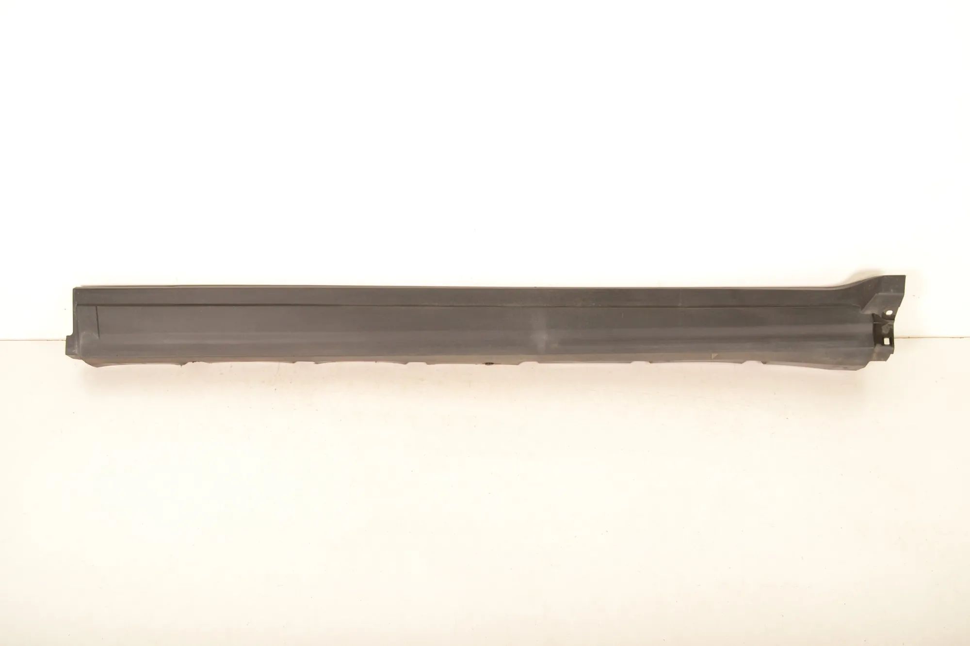 Maserati Levante Left Side Plastic Sideskirt Cover Left Side Plastic Sideskirt Cover — MASERATI LE...