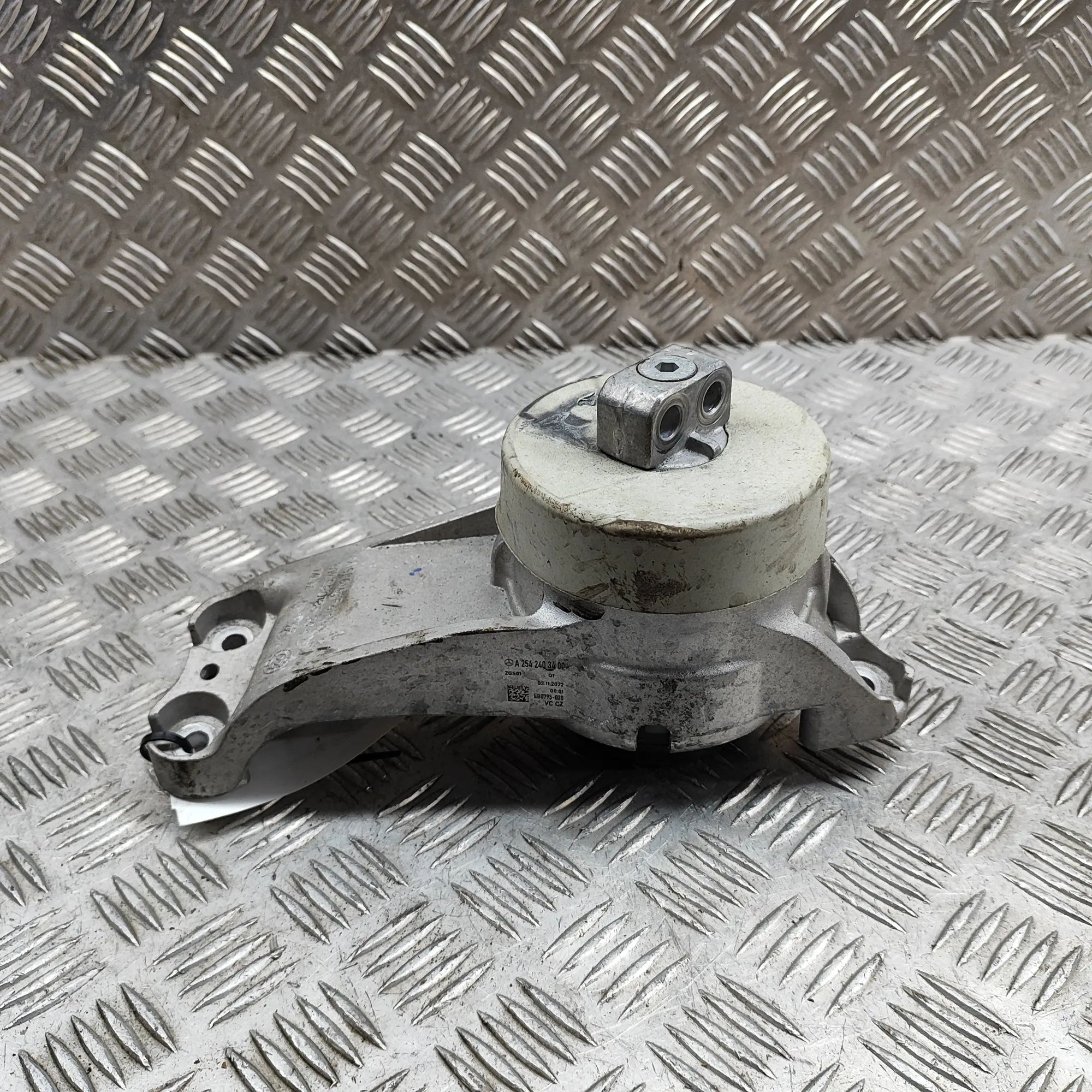 Mercedes-Benz GLC (X253) Left Side Engine Mount Left Side Engine Mount — MERCEDES BENZ GLC (X25...