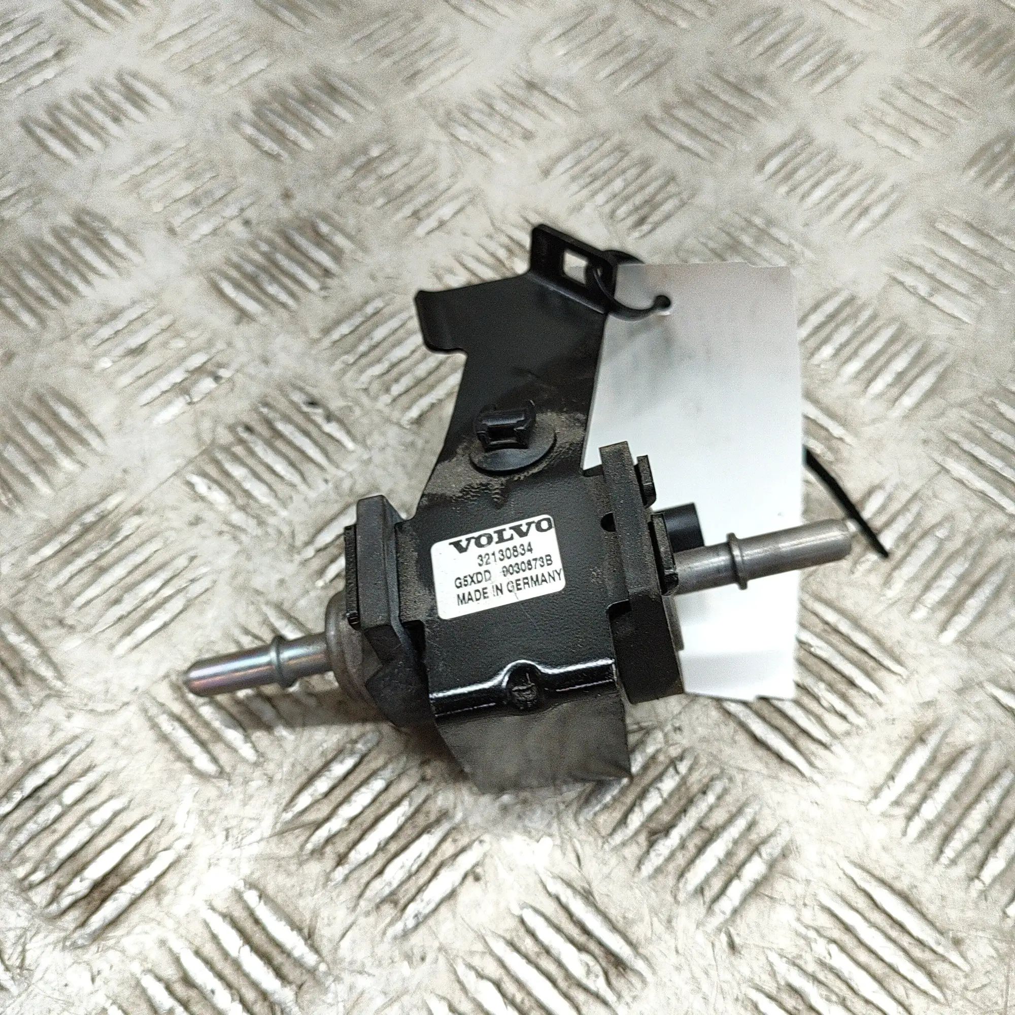 Volvo V60 fuel pump Fuel pump — VOLVO V60 (II) (2019-...) — 3213083...