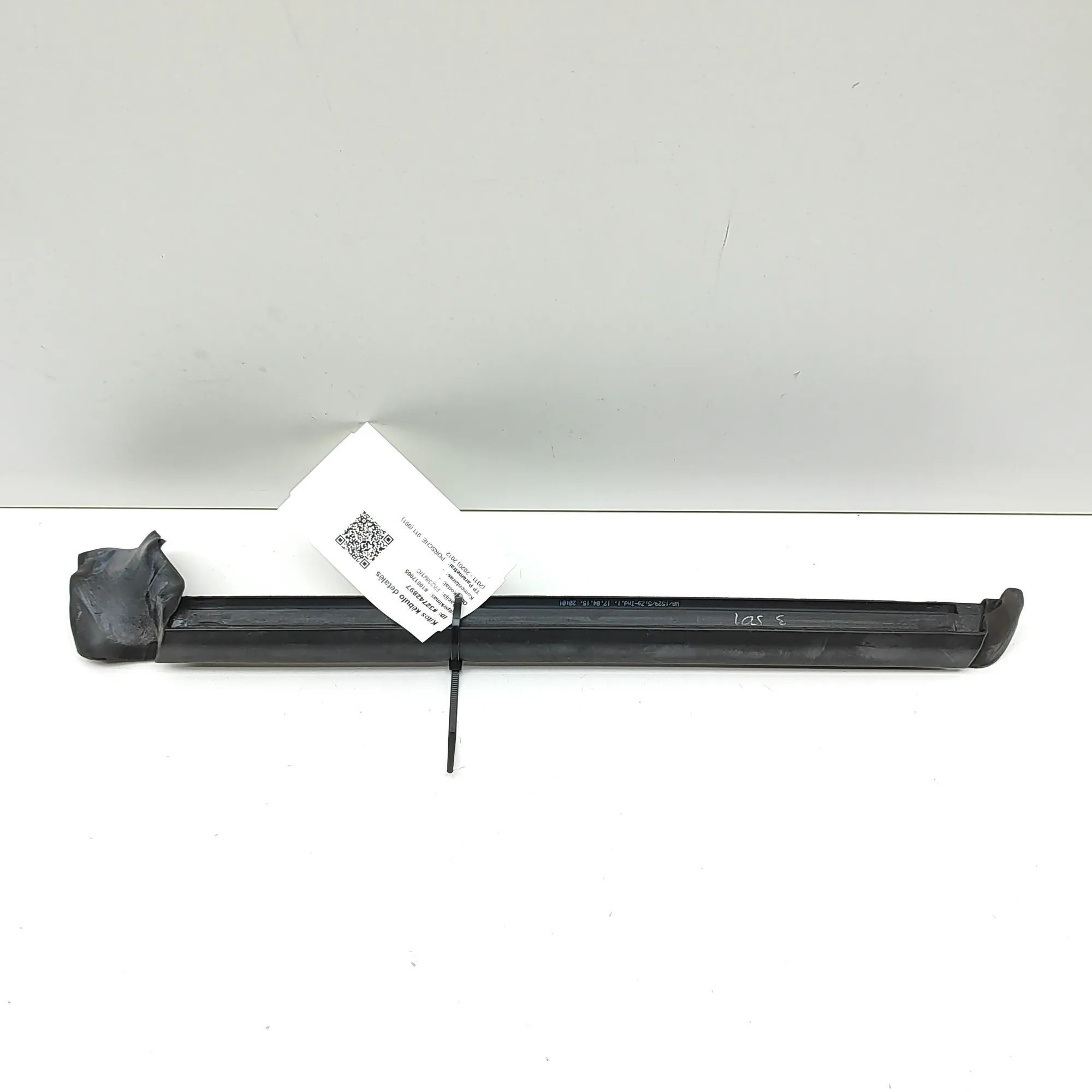 Porsche 911 (991) Door window moulding — front — right Door window moulding — front — right — PORSCHE ...