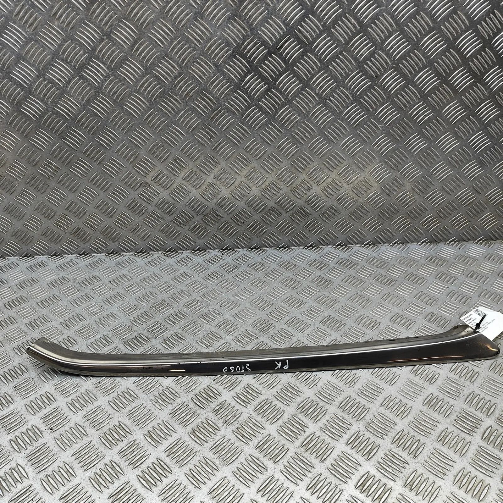 Maserati Biturbo (2, 4, Spyder, Karif) Door window strip — front left Door window strip — front left — MASERATI 425 (...