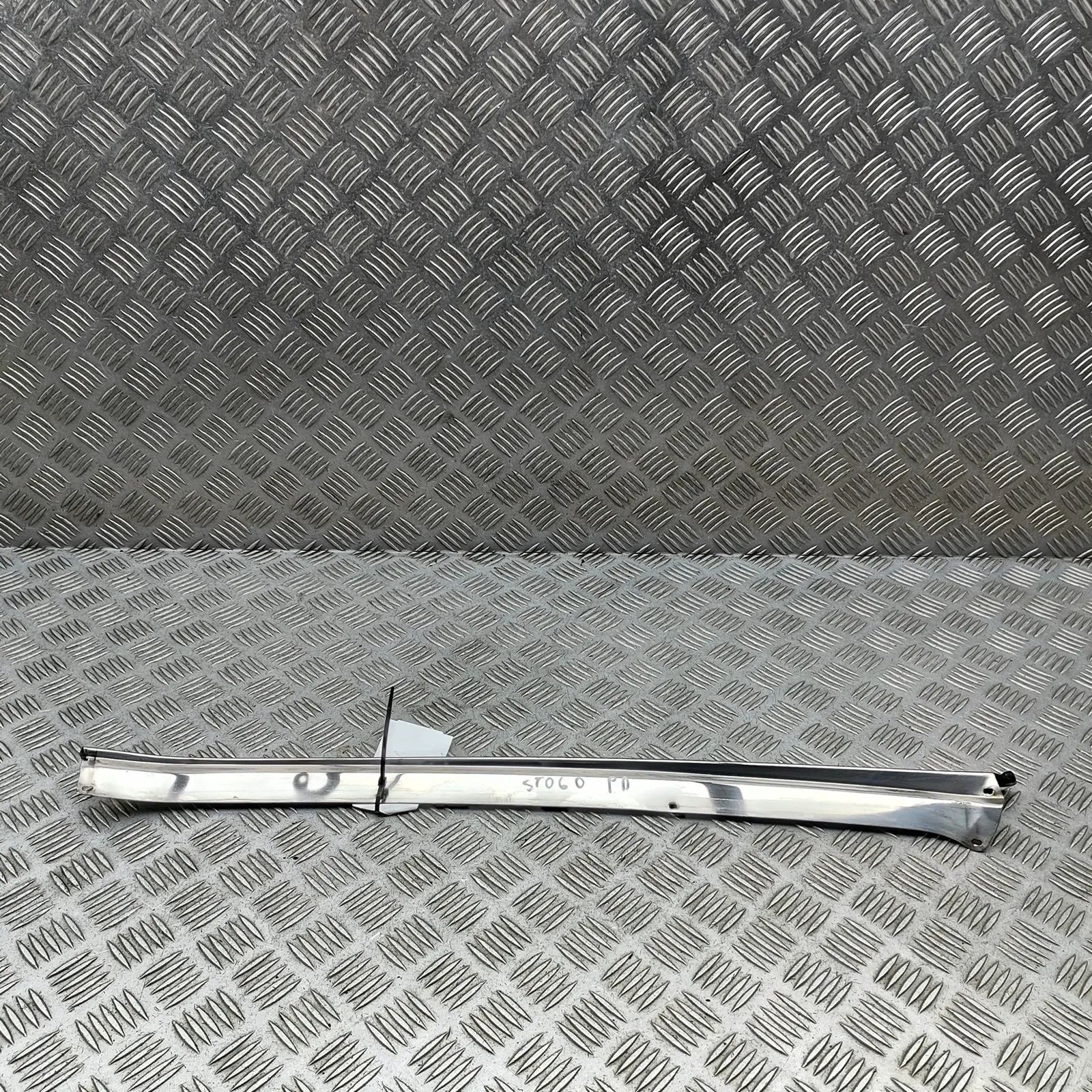 Maserati Biturbo (2, 4, Spyder, Karif) Door window moulding — front — right Door window moulding — front — right — MASERATI...