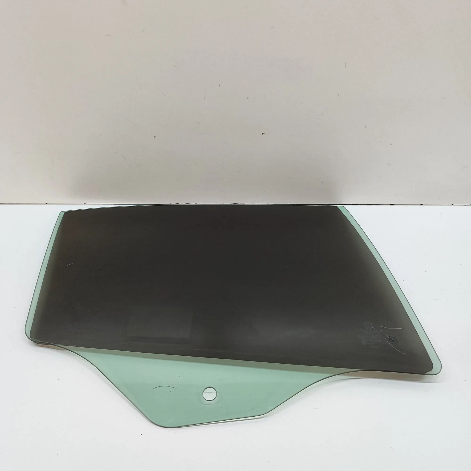 Alfa-Romeo Stelvio Right rear door window Right rear door window — ALFA ROMEO STELVIO (94...
