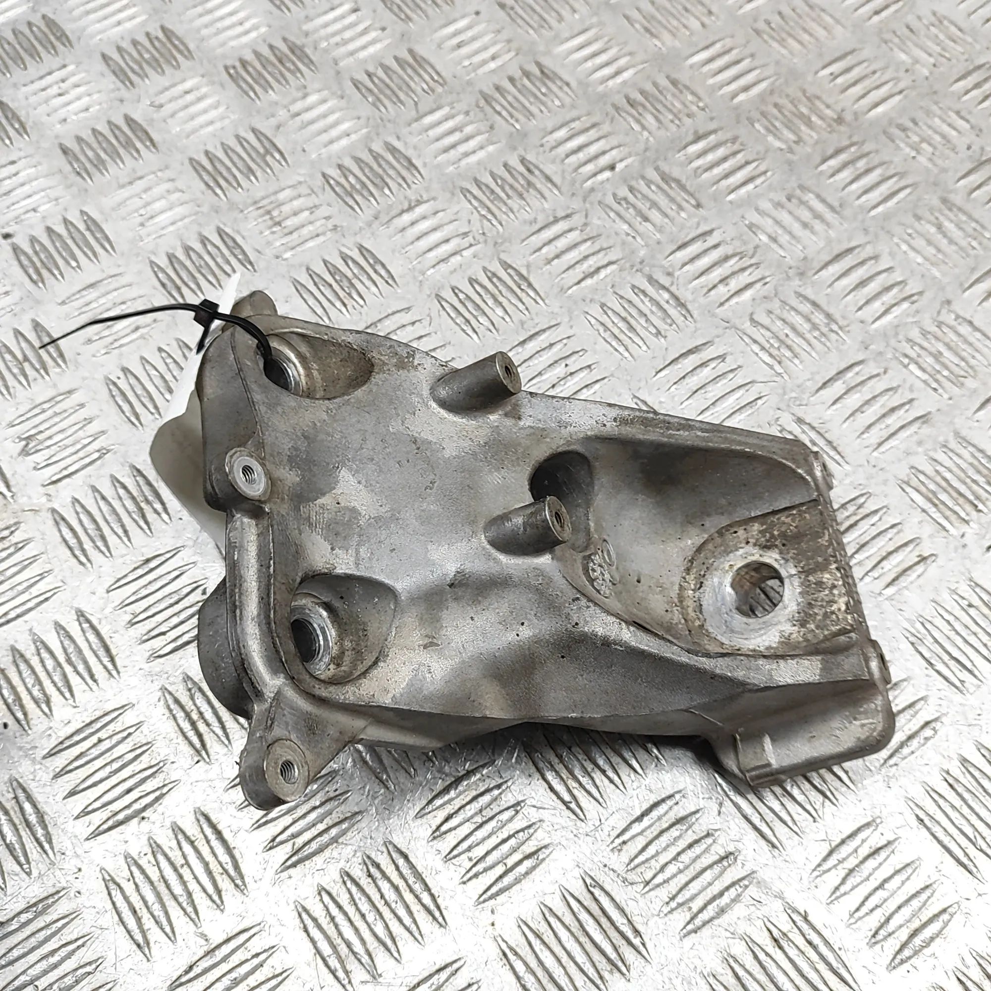 Alfa-Romeo Stelvio Right Side Engine Bracket Right Side Engine Bracket — ALFA ROMEO STELVIO ...
