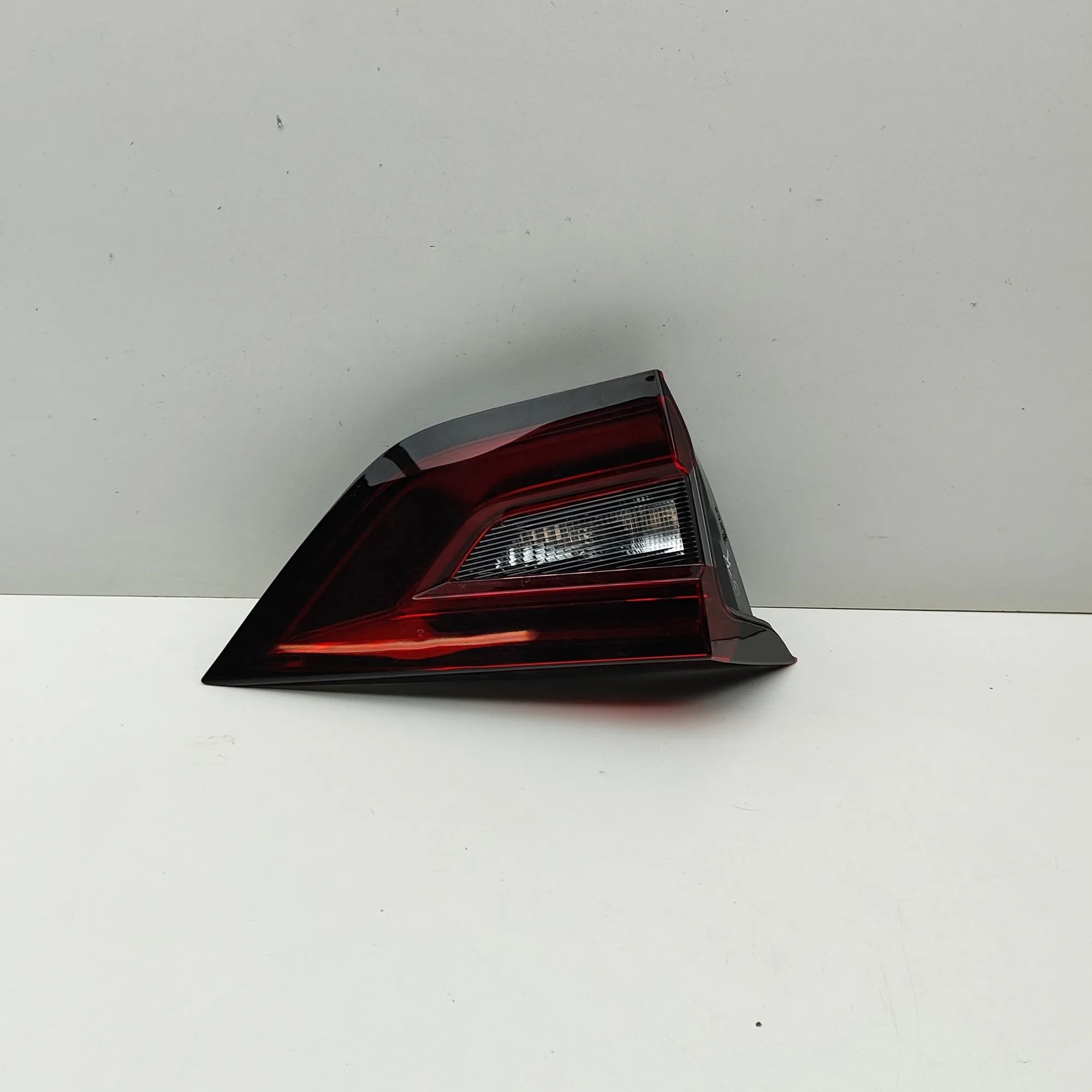 Nissan Juke Left Side Tailgate Tail Light Left Side Tailgate Tail Light — NISSAN JUKE (F1...