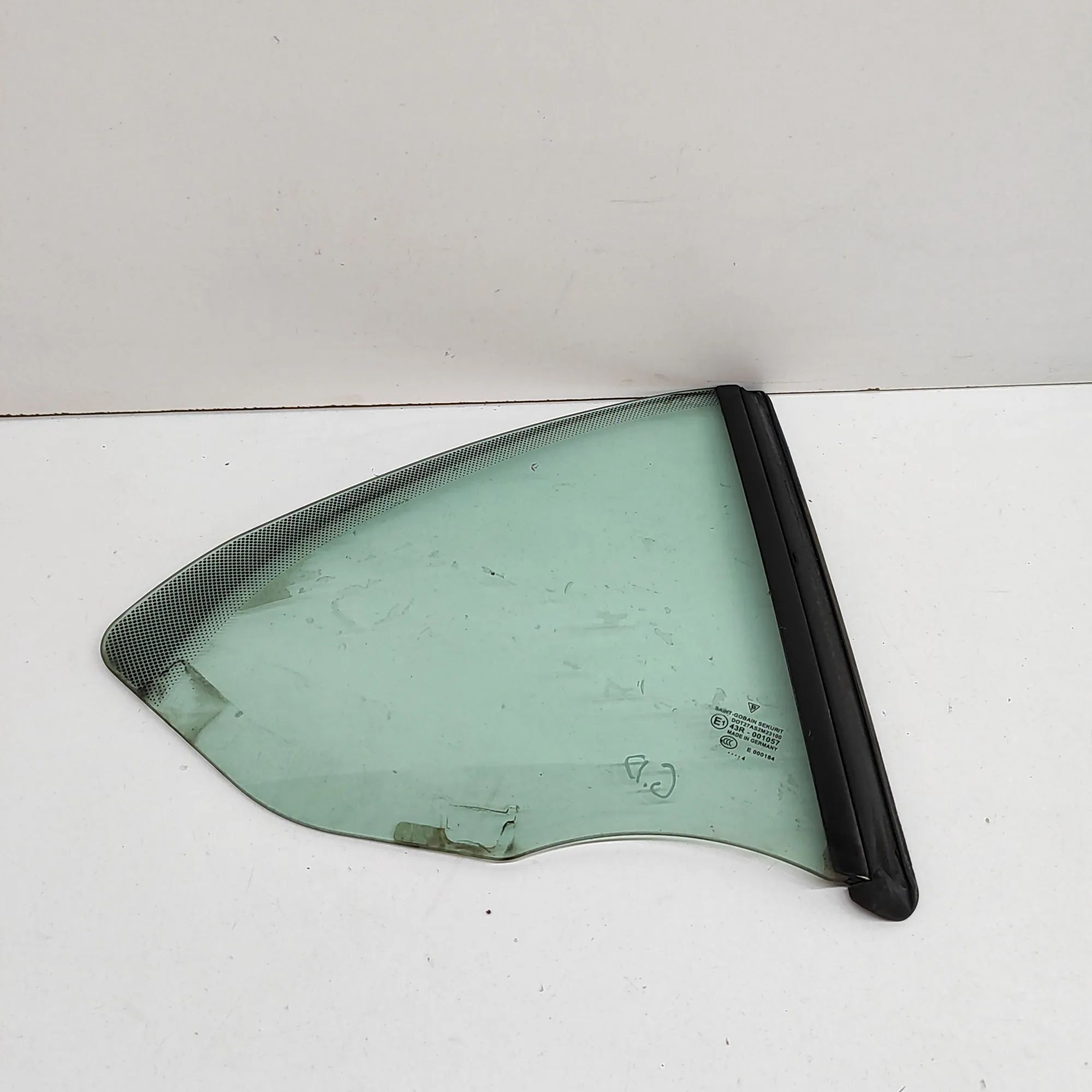 Porsche 911 (996) Rear Right Quarter Window Rear Right Quarter Window — PORSCHE 911 (Cabrio...