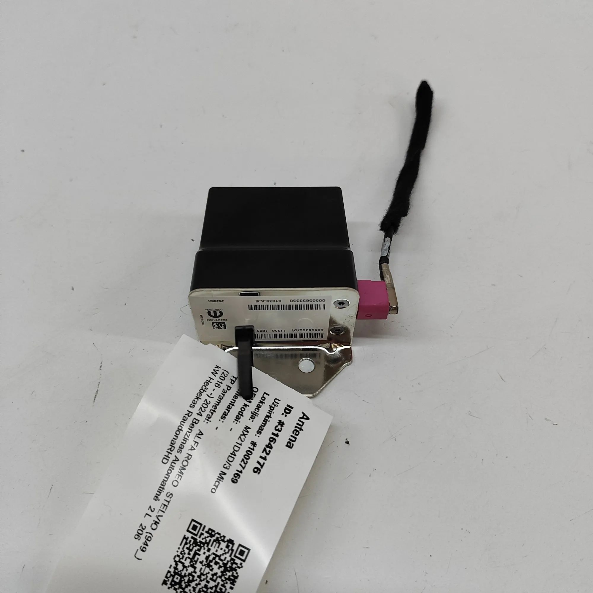 Alfa-Romeo Stelvio antenna Antenna — ALFA ROMEO STELVIO (949_) (2016-...) ...