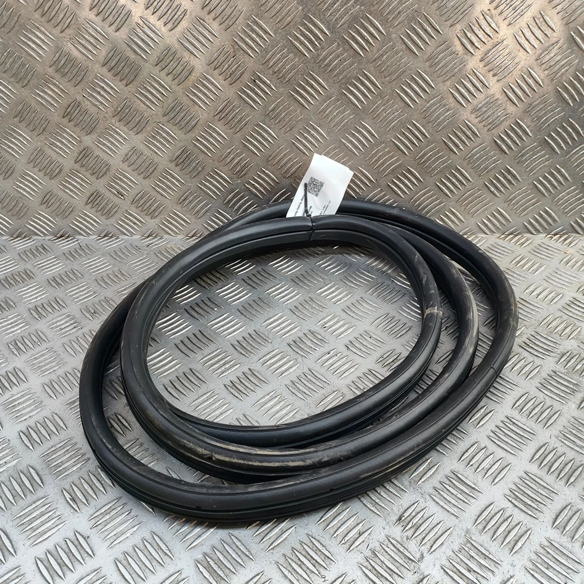 Honda HR-V / e:Ny1 Door rubber seal — front left Door rubber seal — front left — HONDA E:NY1 (20...