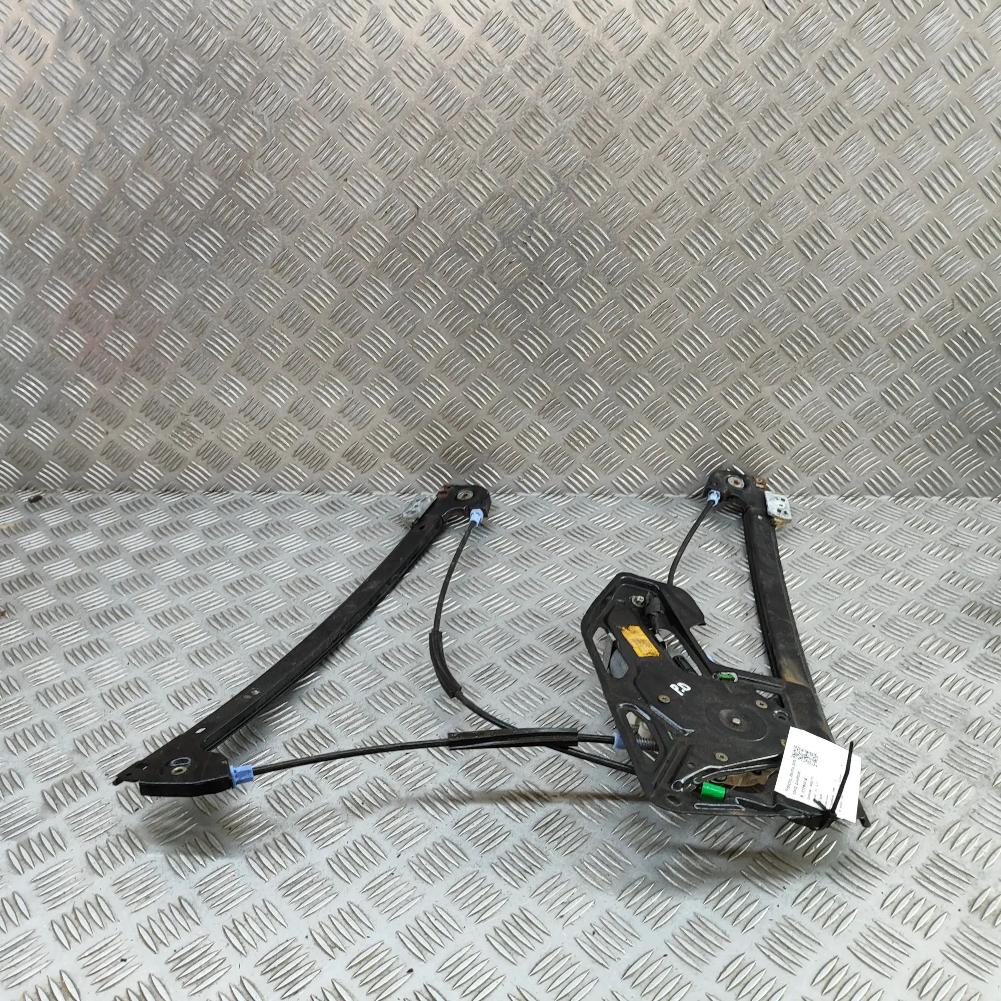 BMW 7 (E38) Front Right Door Window Regulator Front Right Door Window Regulator — BMW 7 (E38)...