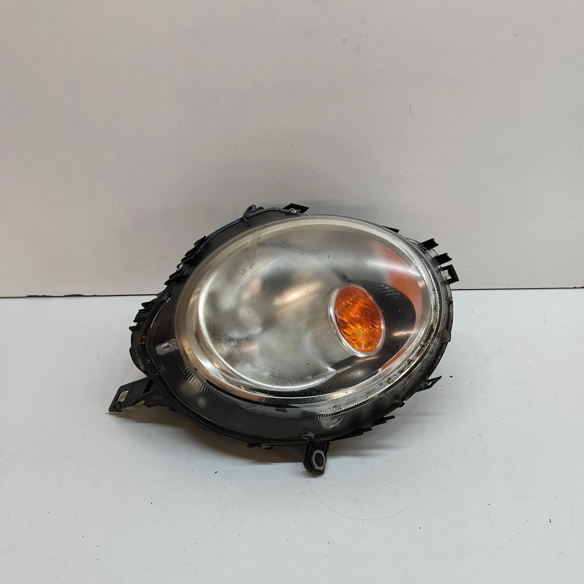 Mini One, Cooper, Clubman (R55 - R59) Front Right Headlight Front Right Headlight — MINI CLUBMAN (R55) (200...